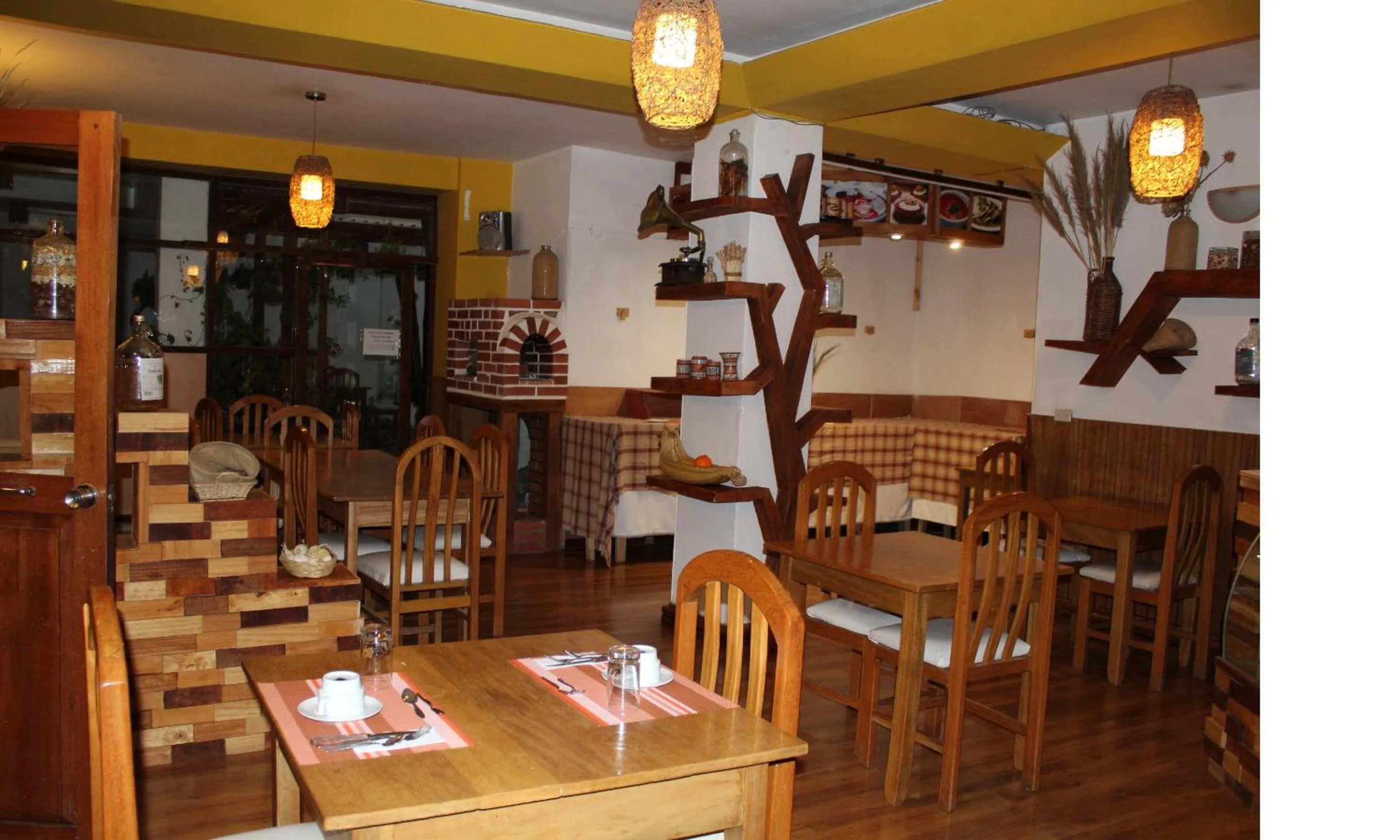 Restaurant/places to eat in Kaaro Hotel El Buho