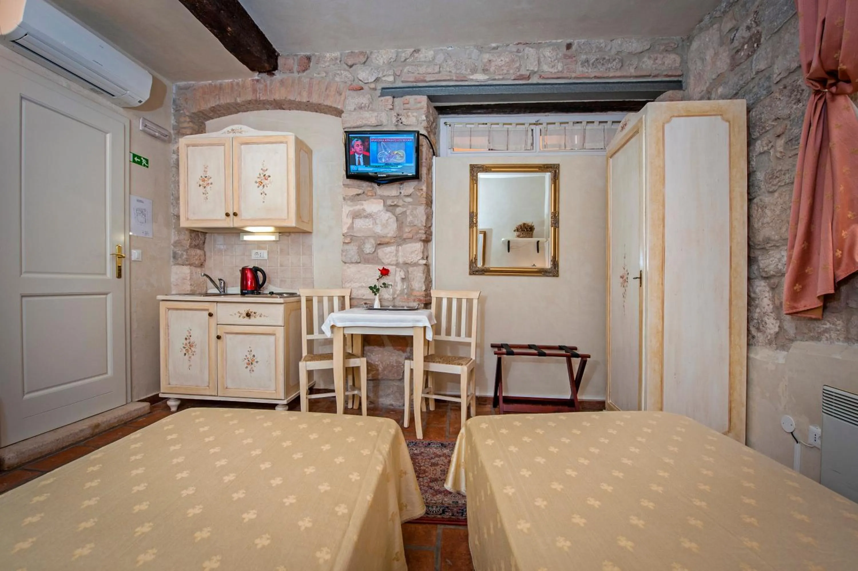 Kitchen or kitchenette in Residence MARCO POLO Centro Storico