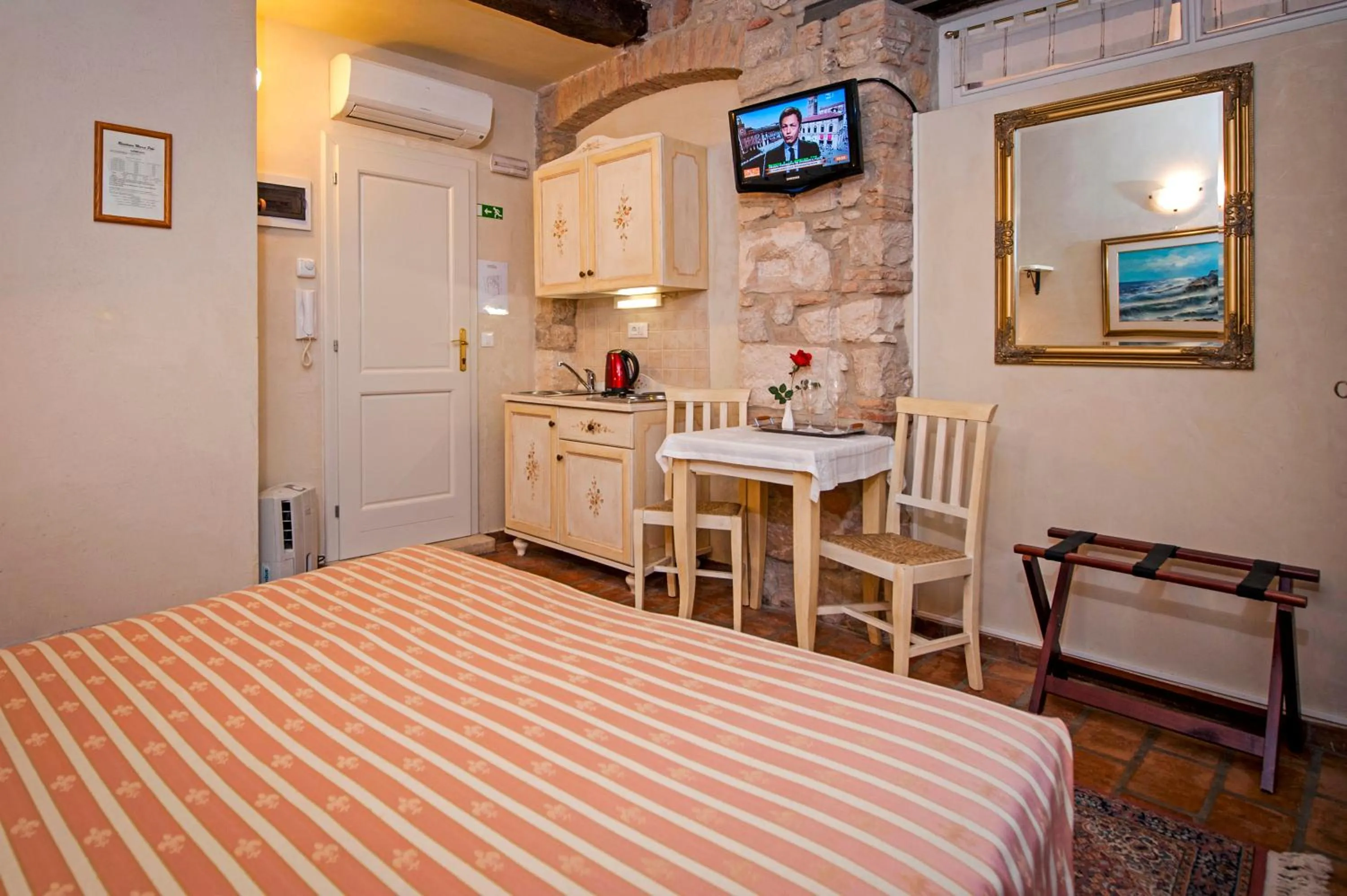 Kitchen or kitchenette, Bed in Residence MARCO POLO Centro Storico