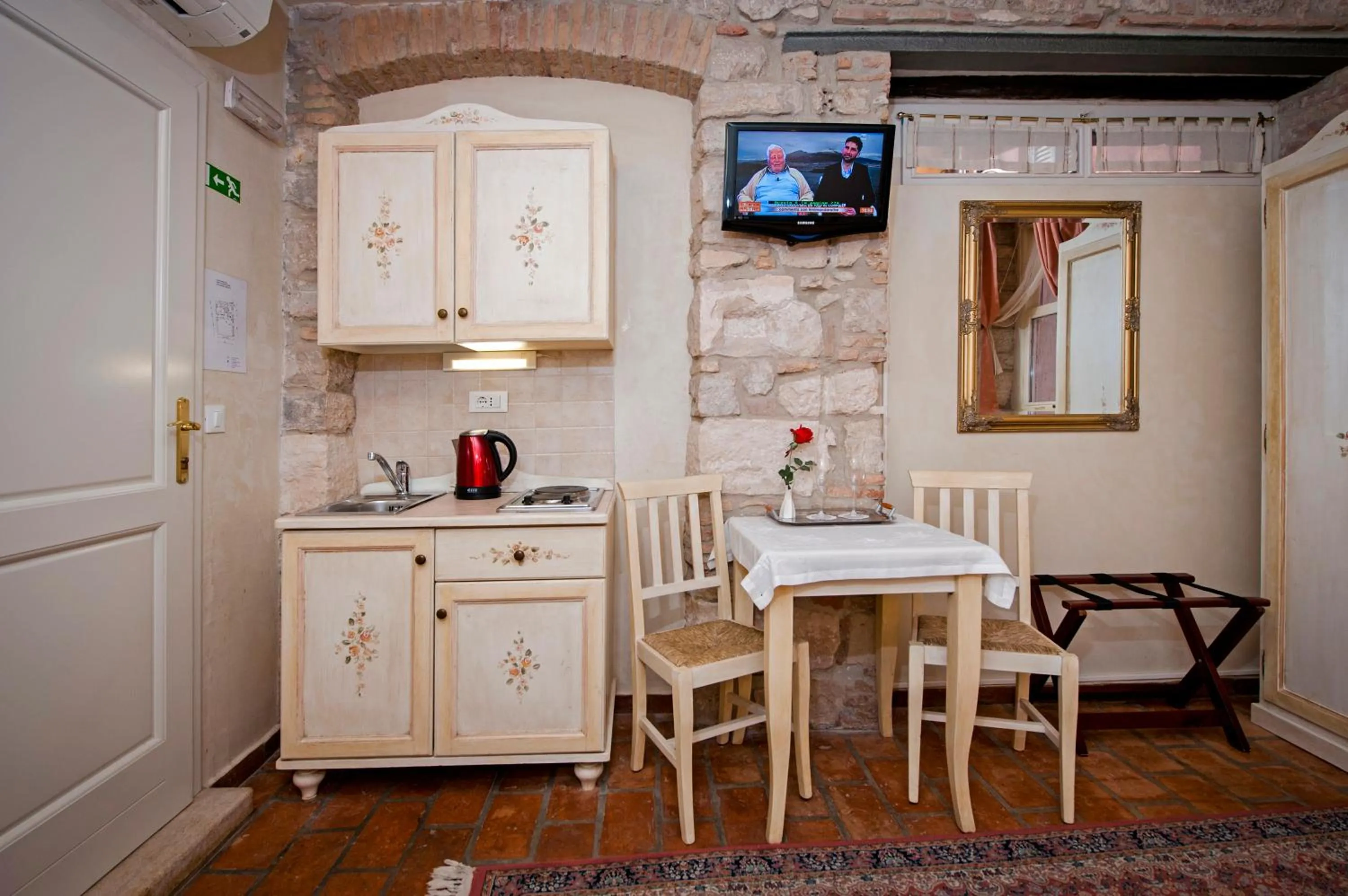 Kitchen or kitchenette in Residence MARCO POLO Centro Storico