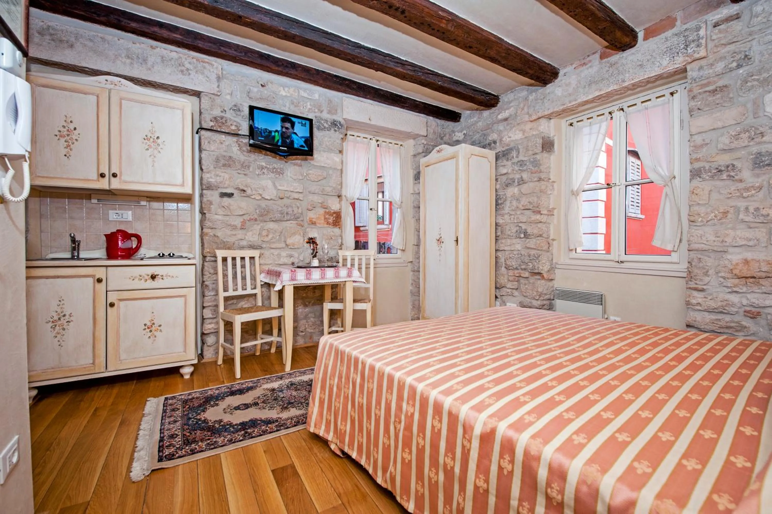 Photo of the whole room, Bed in Residence MARCO POLO Centro Storico