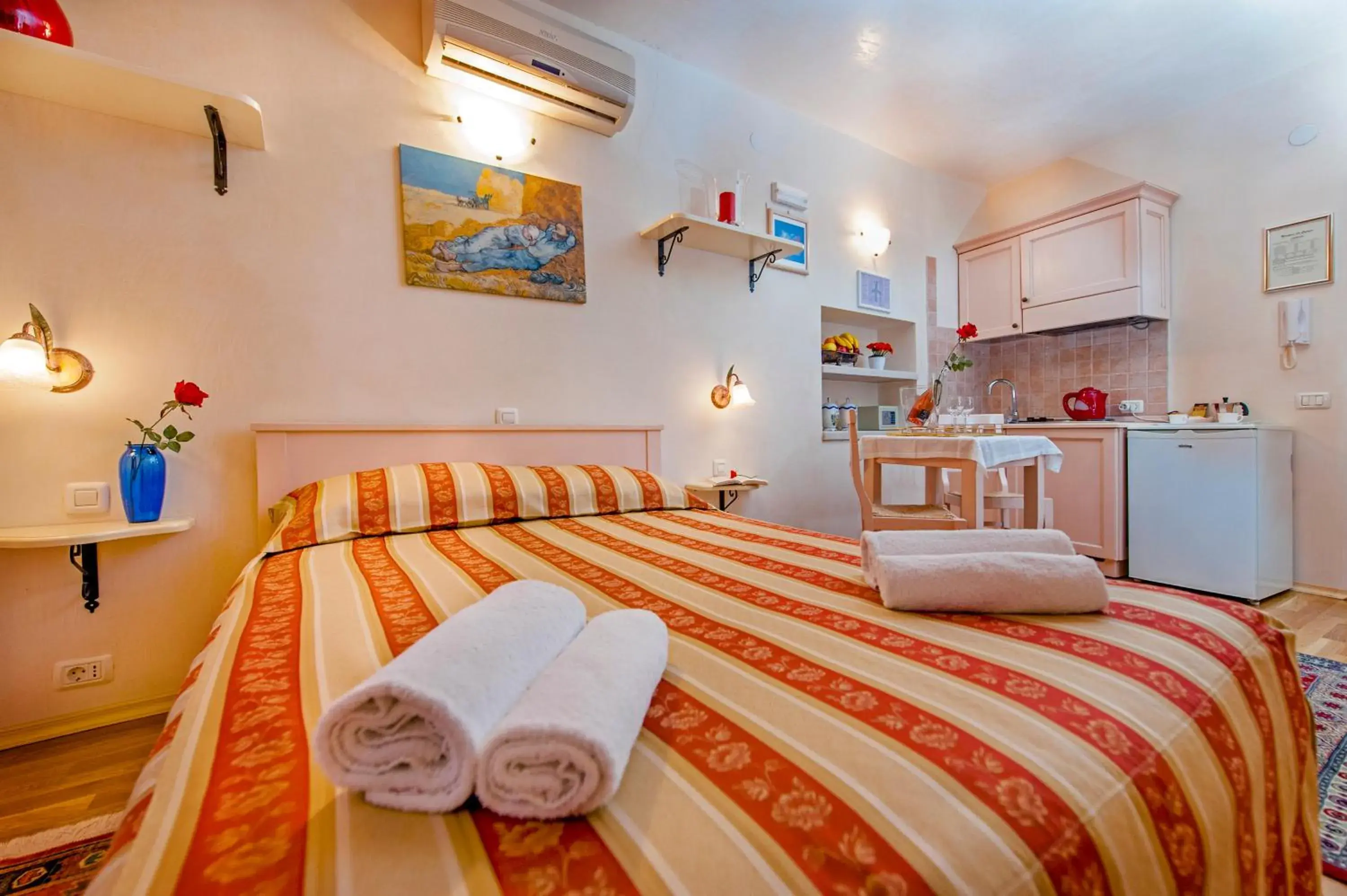 Double Room in Residence LA CARERA Centro Storico Double Room in Residence LA CARERA Centro Storico