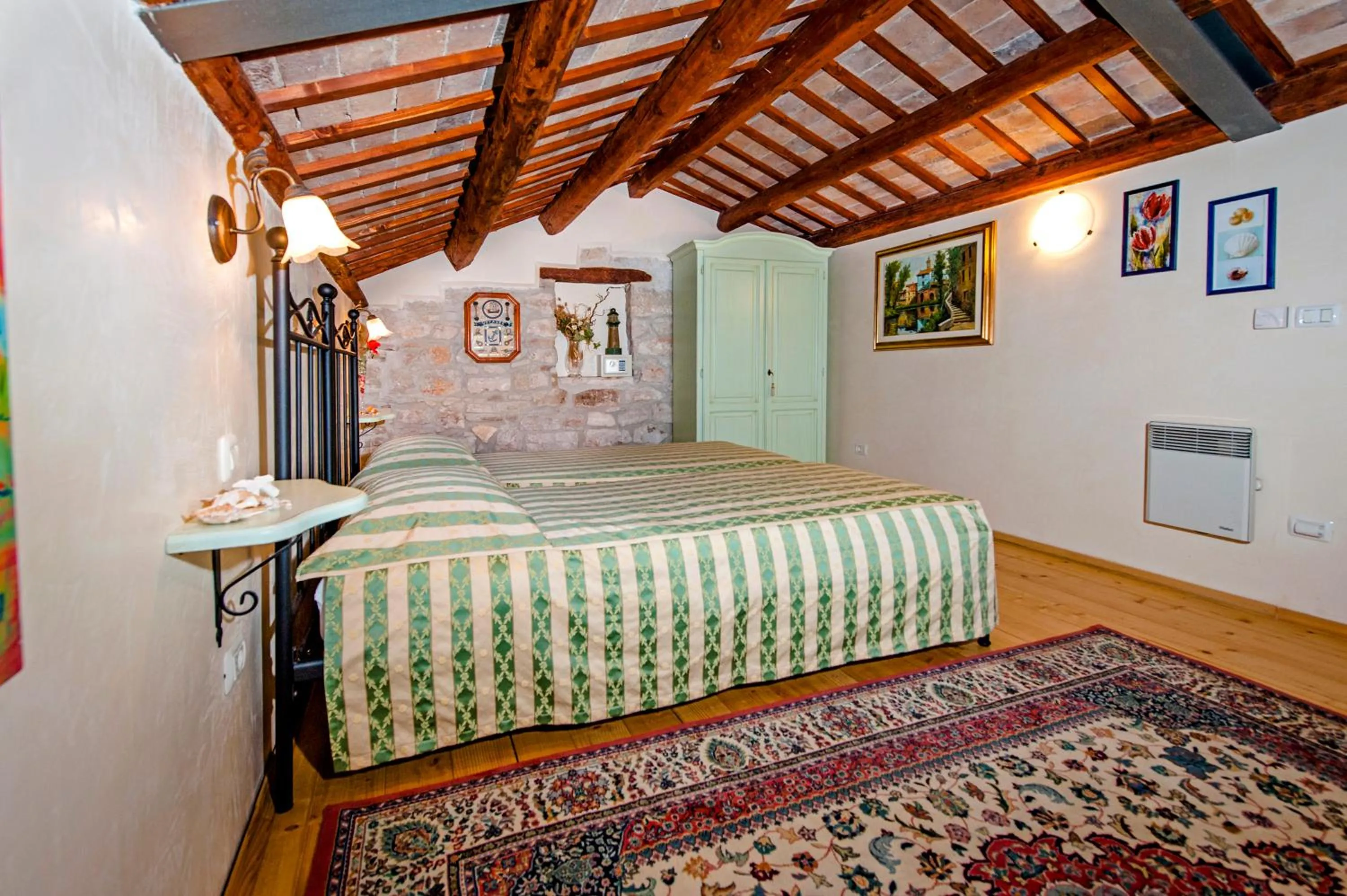 Photo of the whole room, Bed in Residence LA CARERA Centro Storico