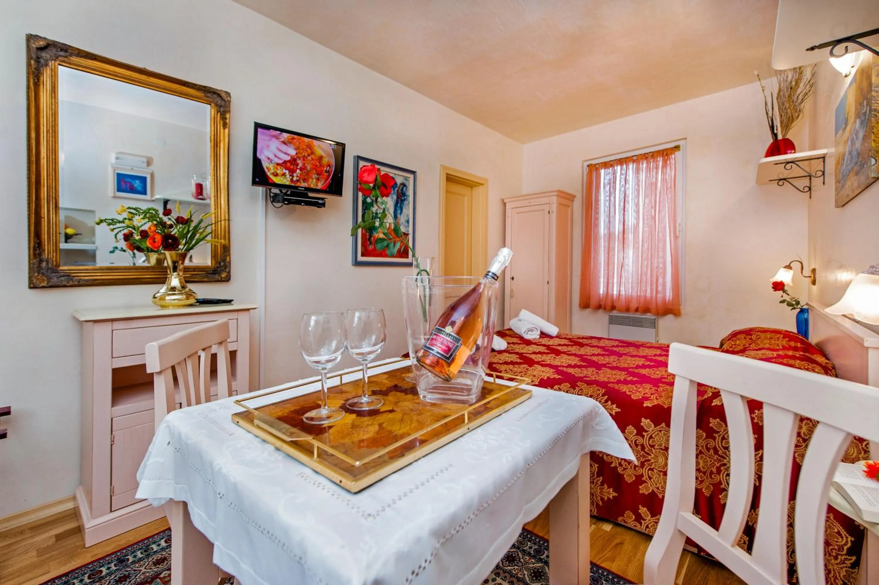 Photo of the whole room in Residence LA CARERA Centro Storico