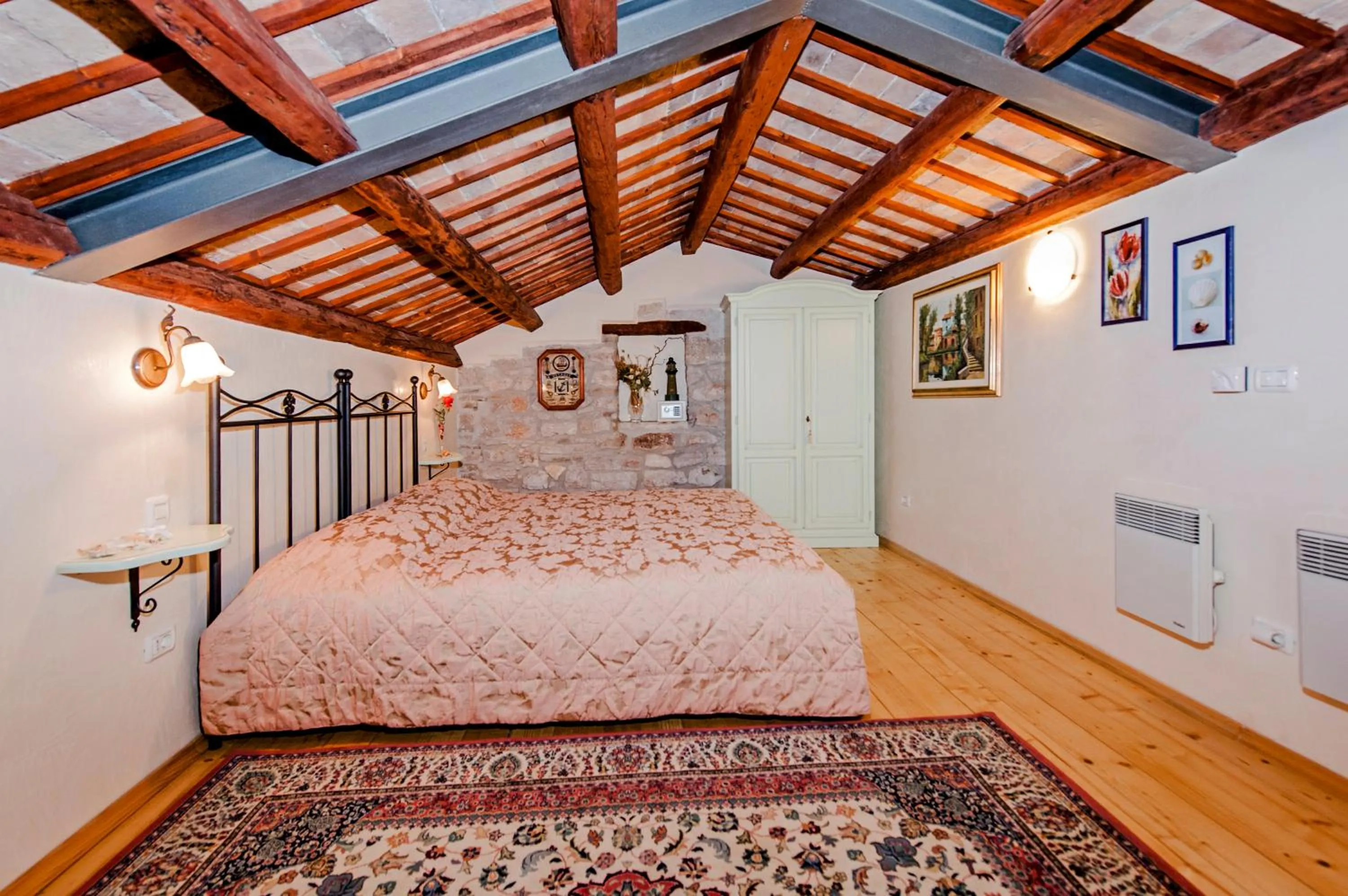 Photo of the whole room, Bed in Residence LA CARERA Centro Storico