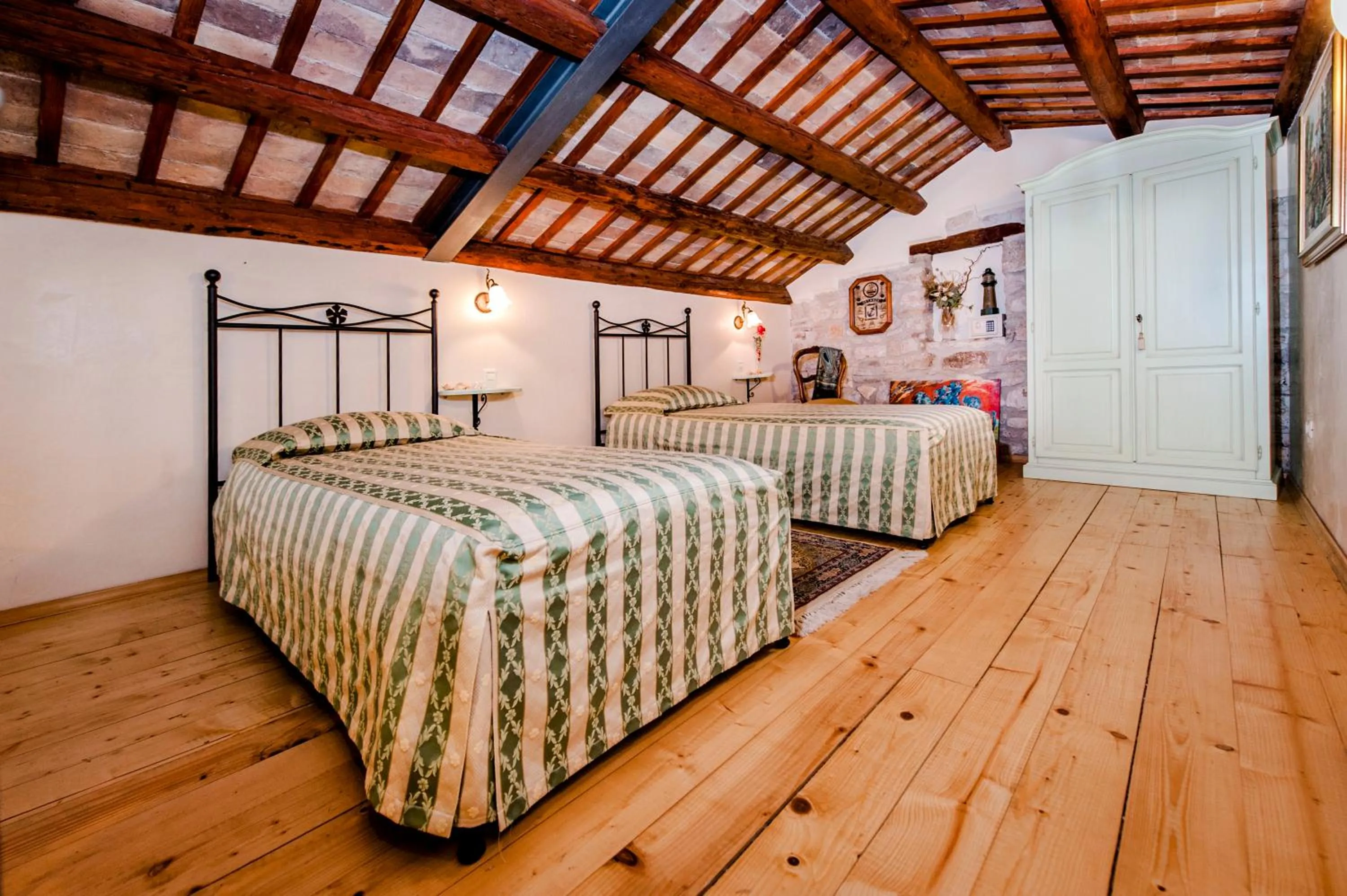 Photo of the whole room, Bed in Residence LA CARERA Centro Storico