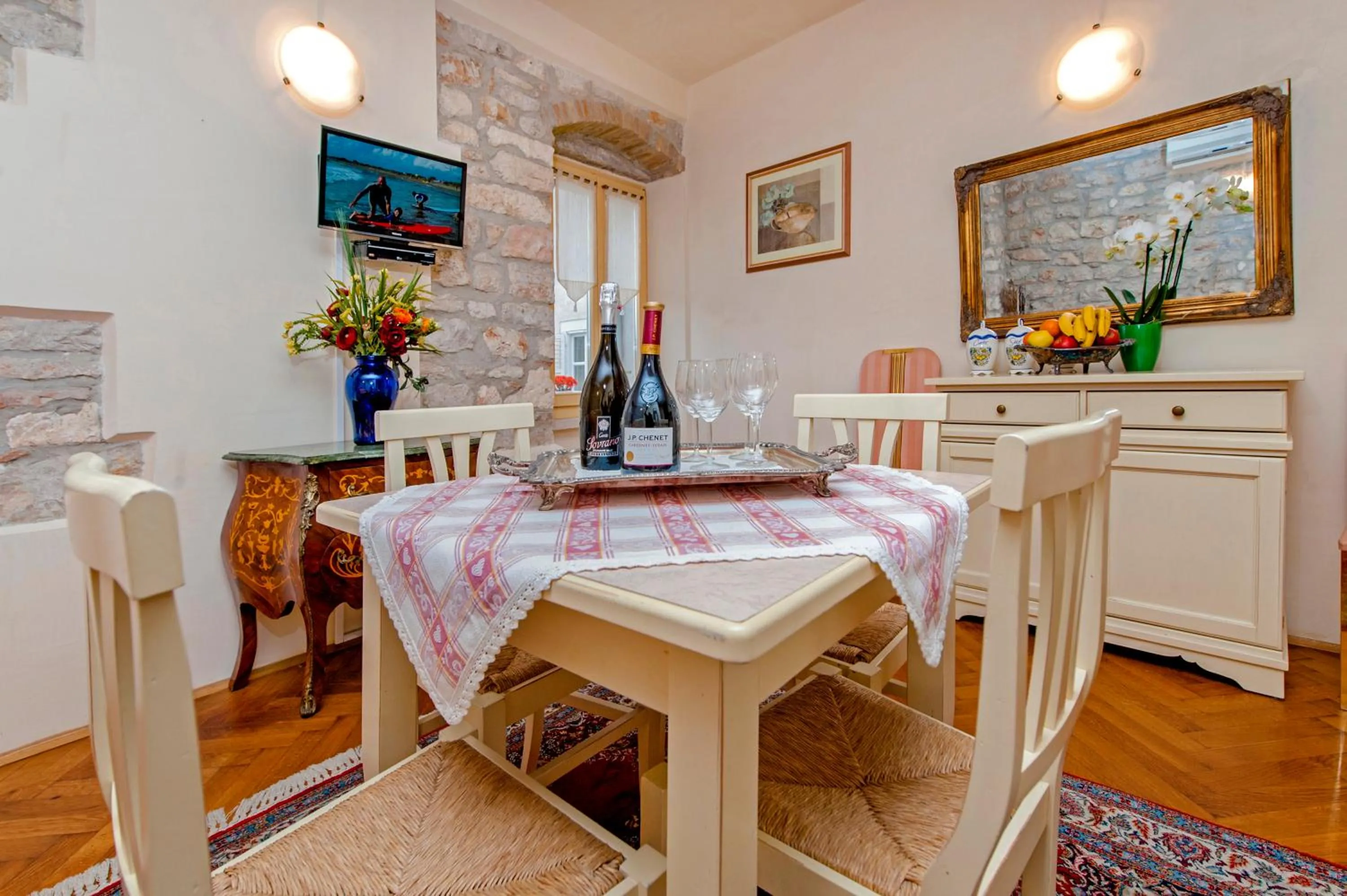 Dining area in Residence LA CARERA Centro Storico