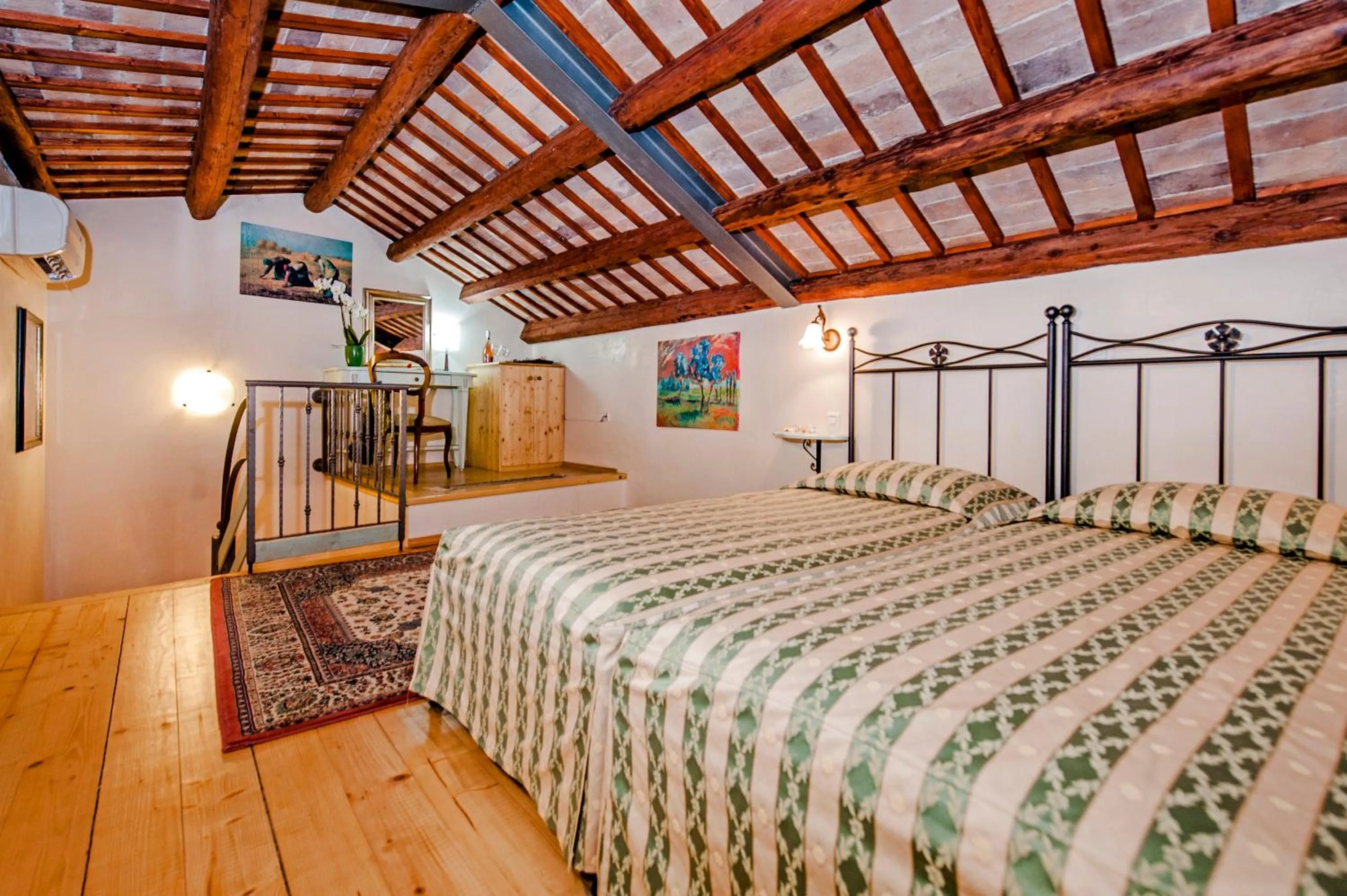 Photo of the whole room, Bed in Residence LA CARERA Centro Storico