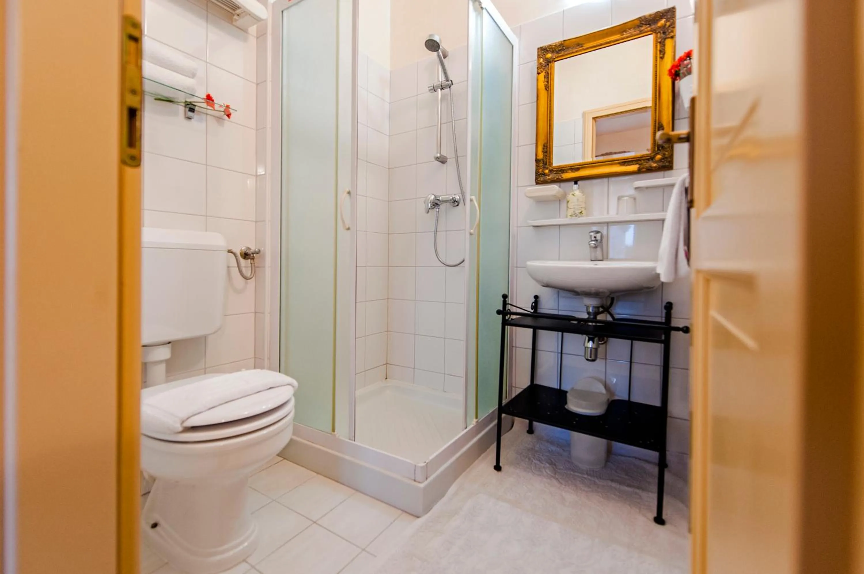 Bathroom in Residence LA CARERA Centro Storico