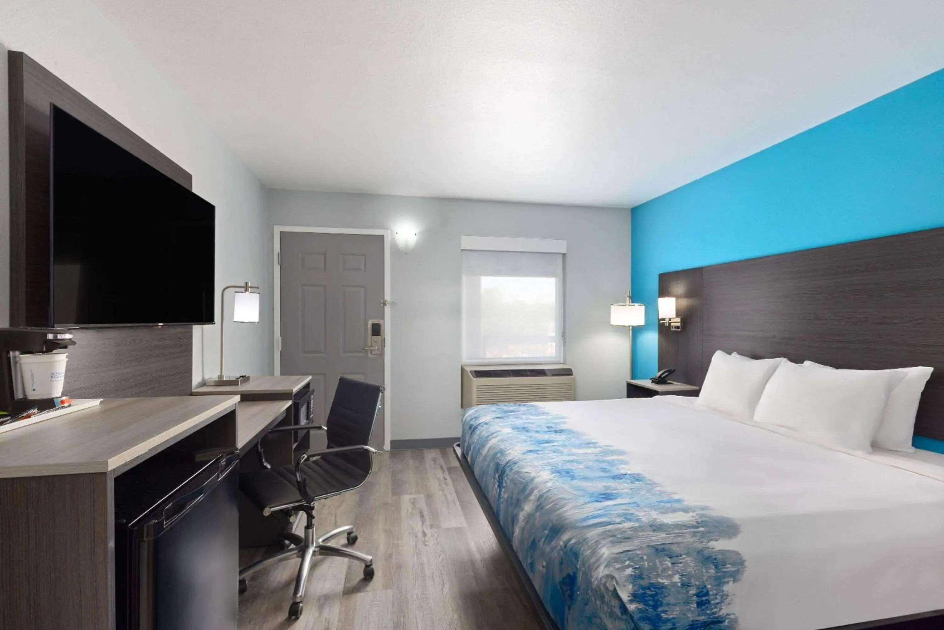 Photo of the whole room, Bed in Baymont by Wyndham Branson Thousand Hills Photo of the whole room, Bed in Baymont by Wyndham Branson Thousand Hills