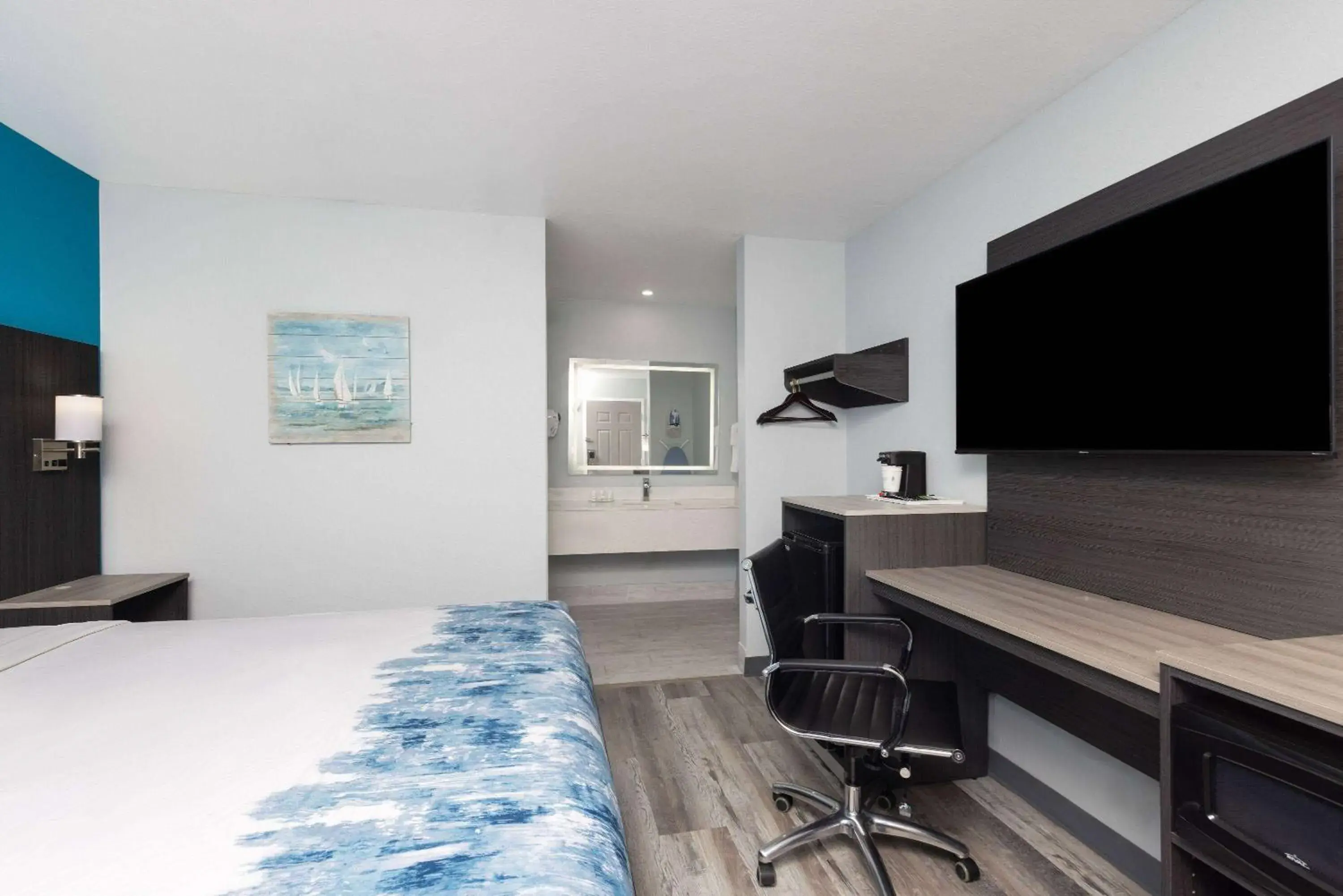 Photo of the whole room in Baymont by Wyndham Branson Thousand Hills Photo of the whole room in Baymont by Wyndham Branson Thousand Hills