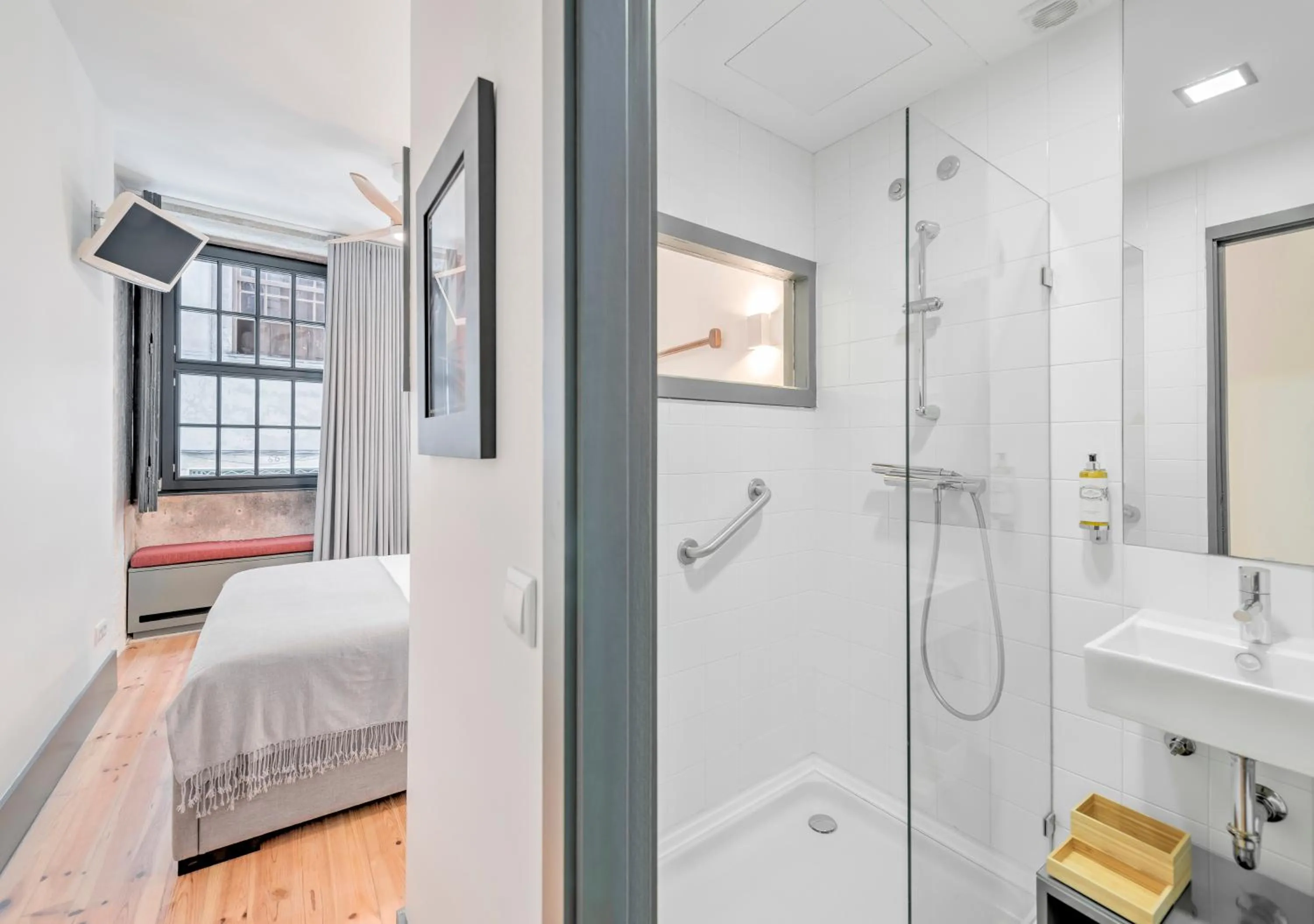 Bathroom, Bed in Oporto Street Fonte Taurina - Riverfront Suites