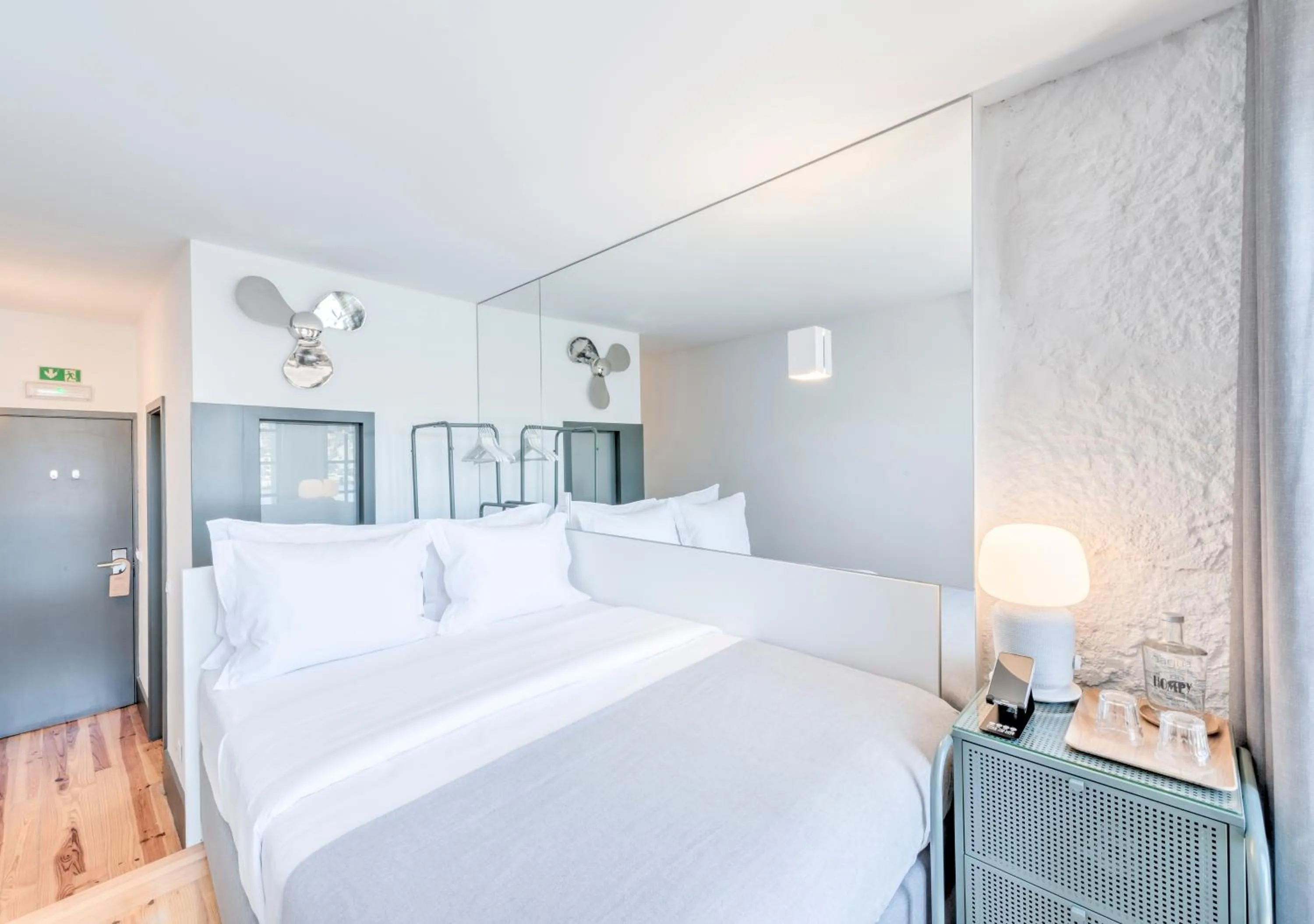Photo of the whole room, Bed in Oporto Street Fonte Taurina - Riverfront Suites