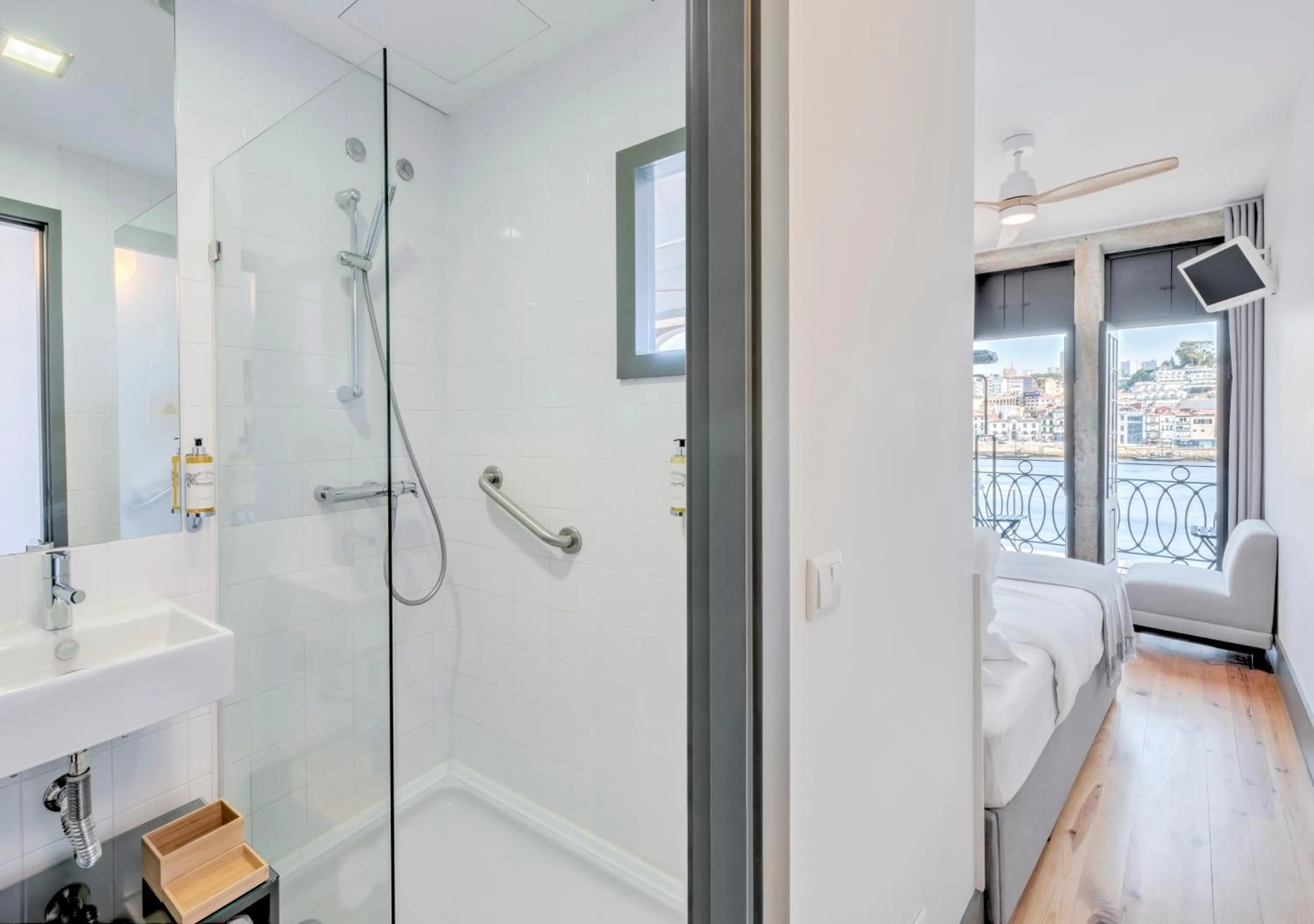 Bathroom, Bed in Oporto Street Fonte Taurina - Riverfront Suites