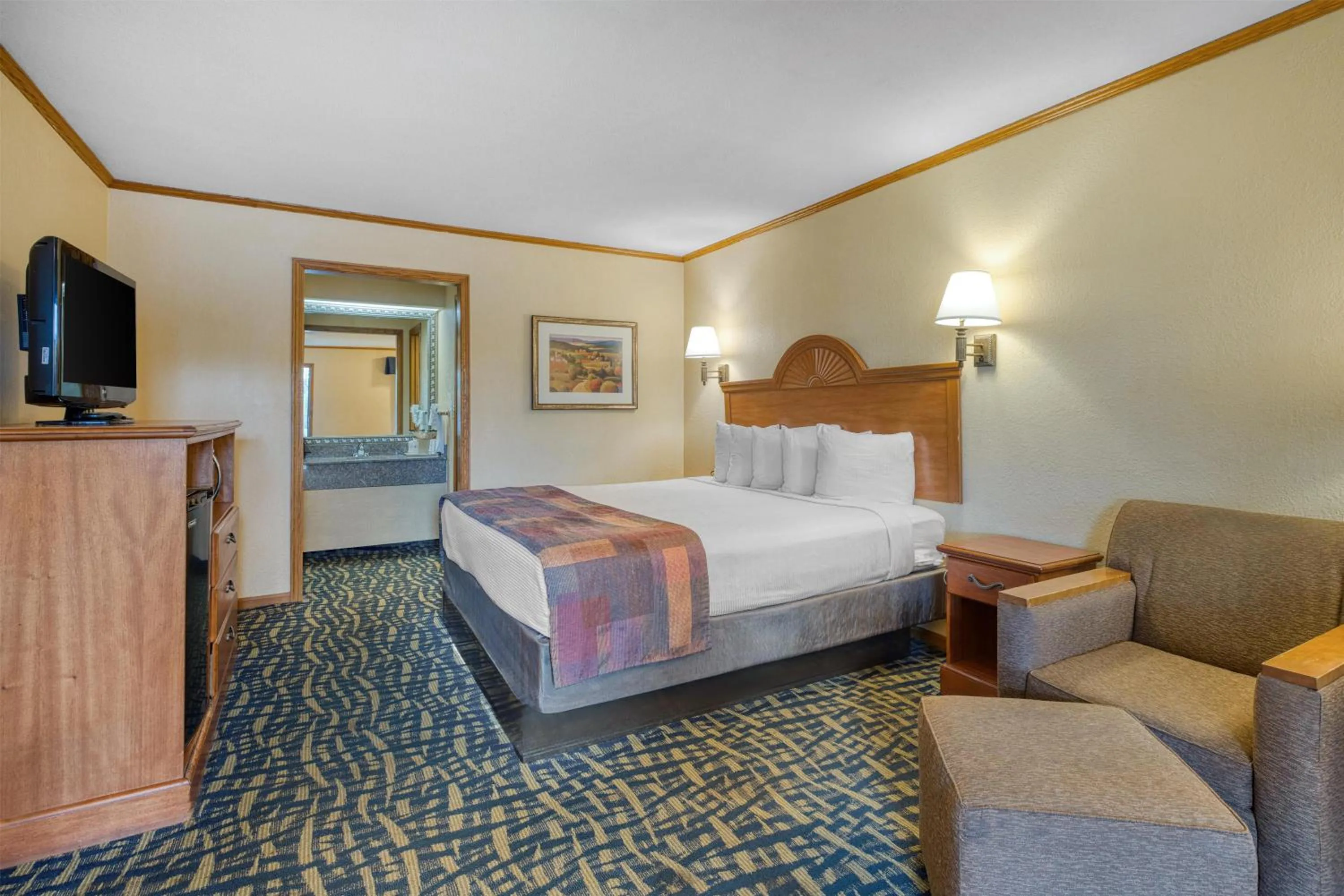 Bedroom, Bed in SureStay by Best Western Kansas City Country Inn North