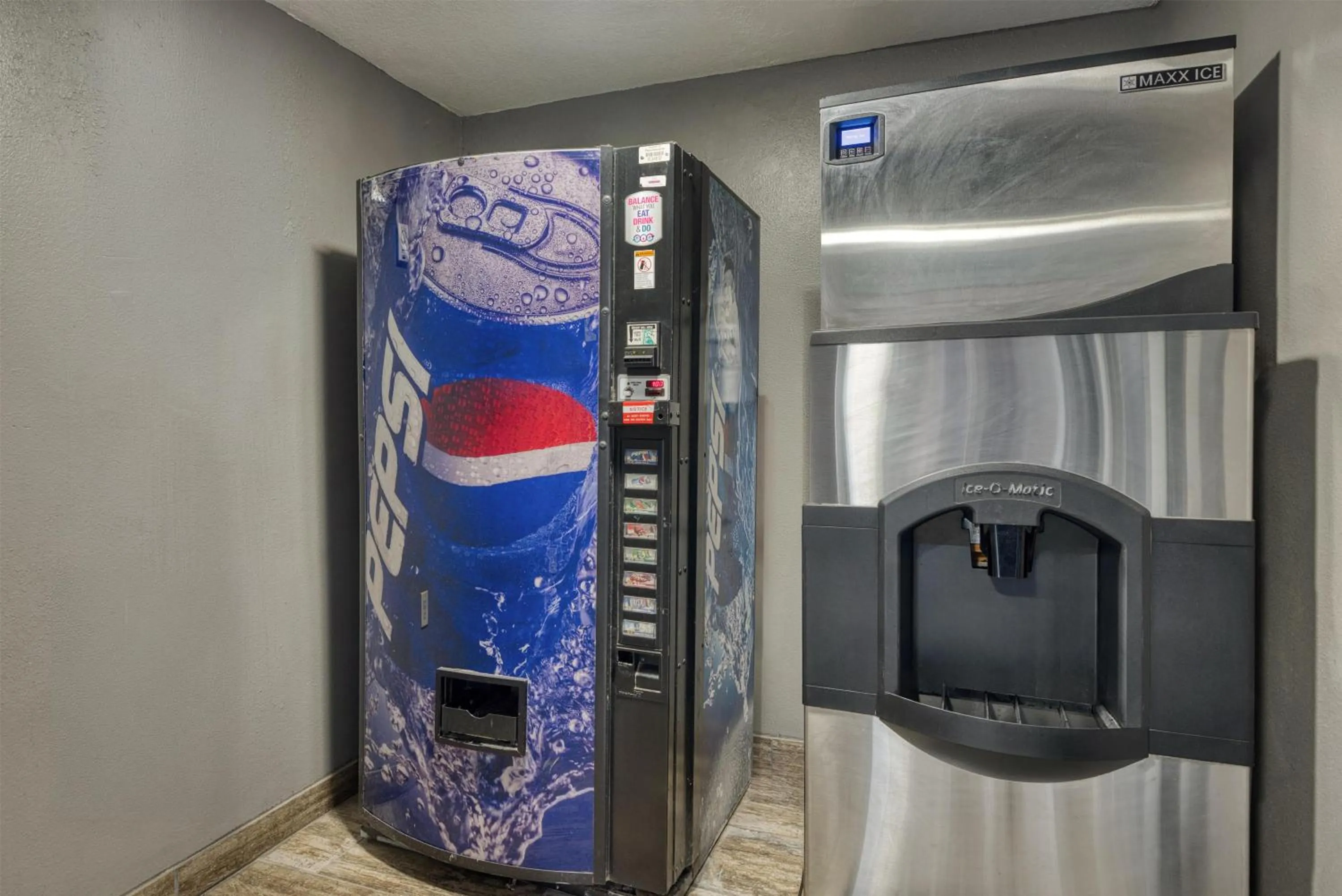 Property building in SureStay by Best Western Kansas City Country Inn North