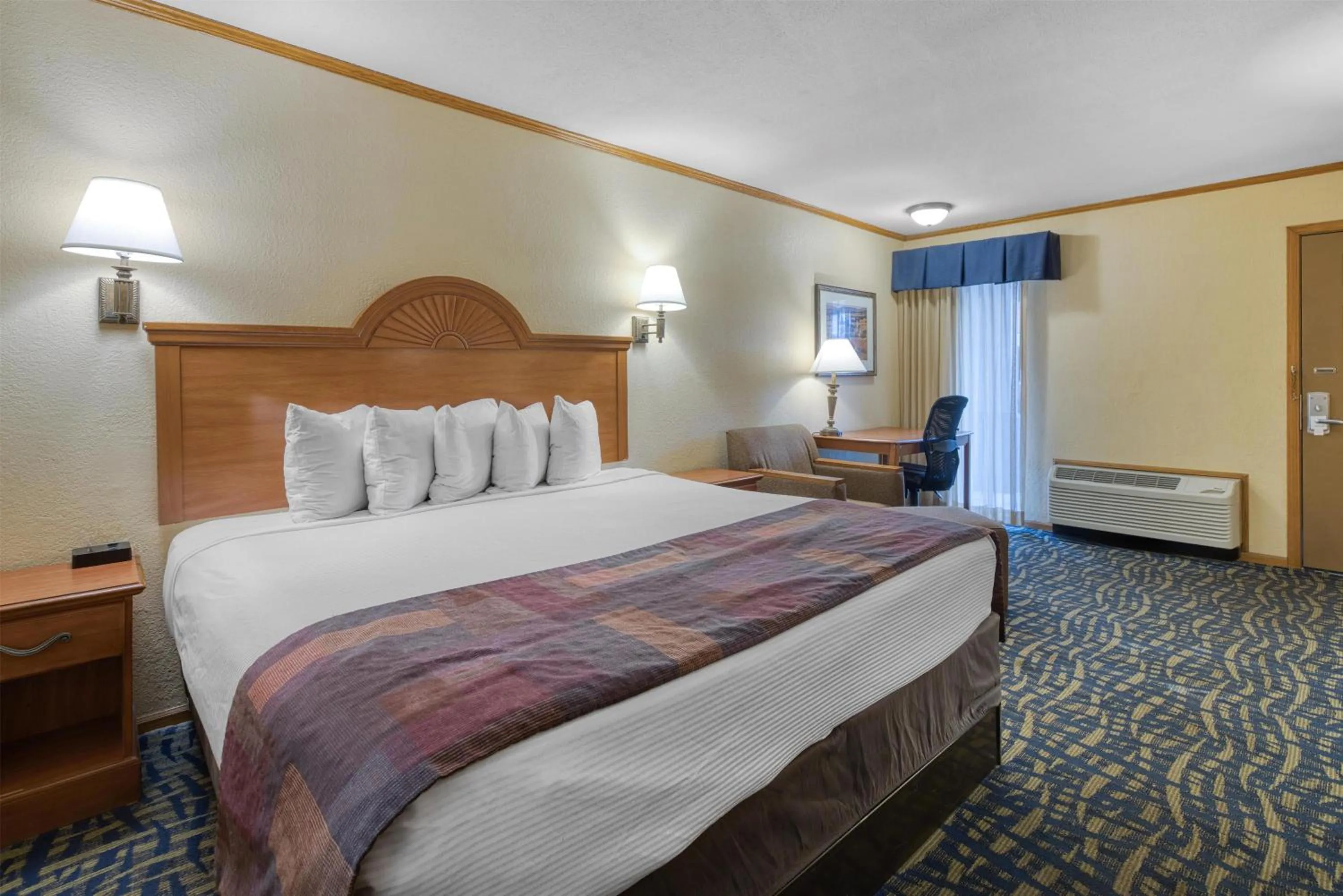 Bedroom, Bed in SureStay by Best Western Kansas City Country Inn North