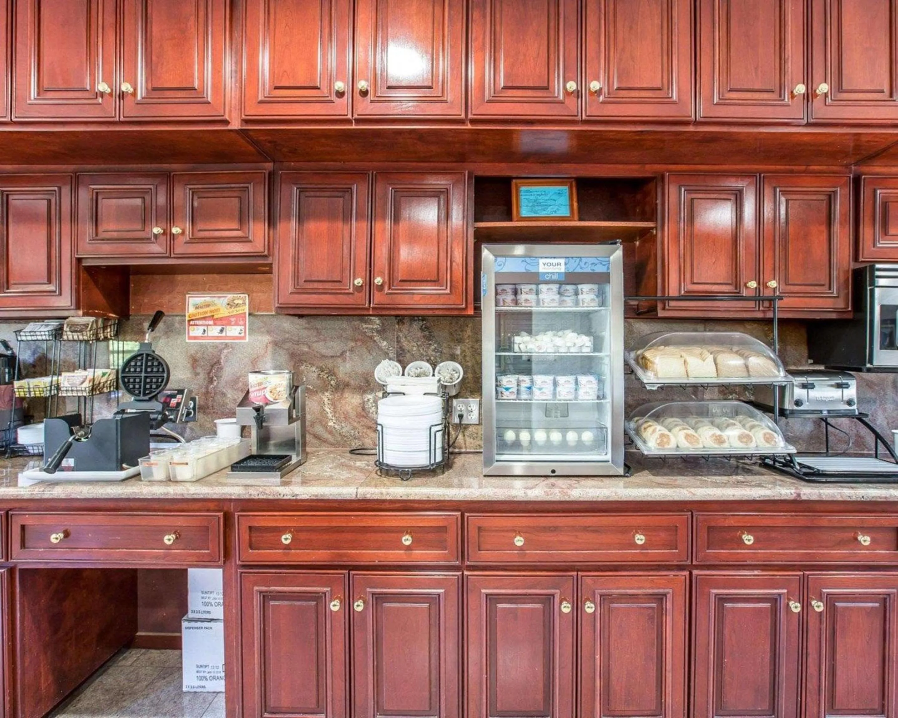 Restaurant/places to eat, Kitchen/Kitchenette in The Oakhurst Inn at Yosemite