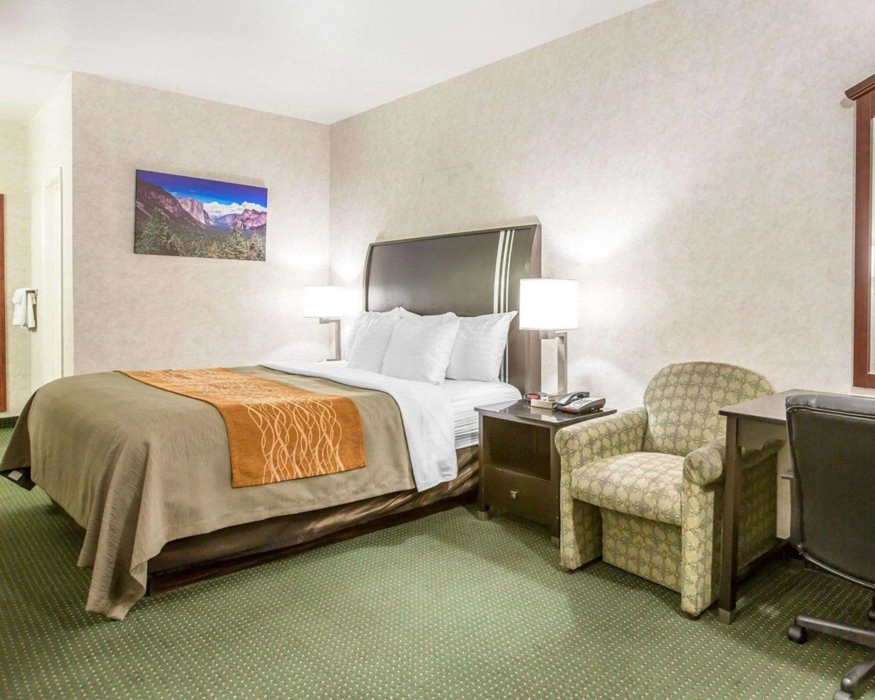 Photo of the whole room in The Oakhurst Inn at Yosemite