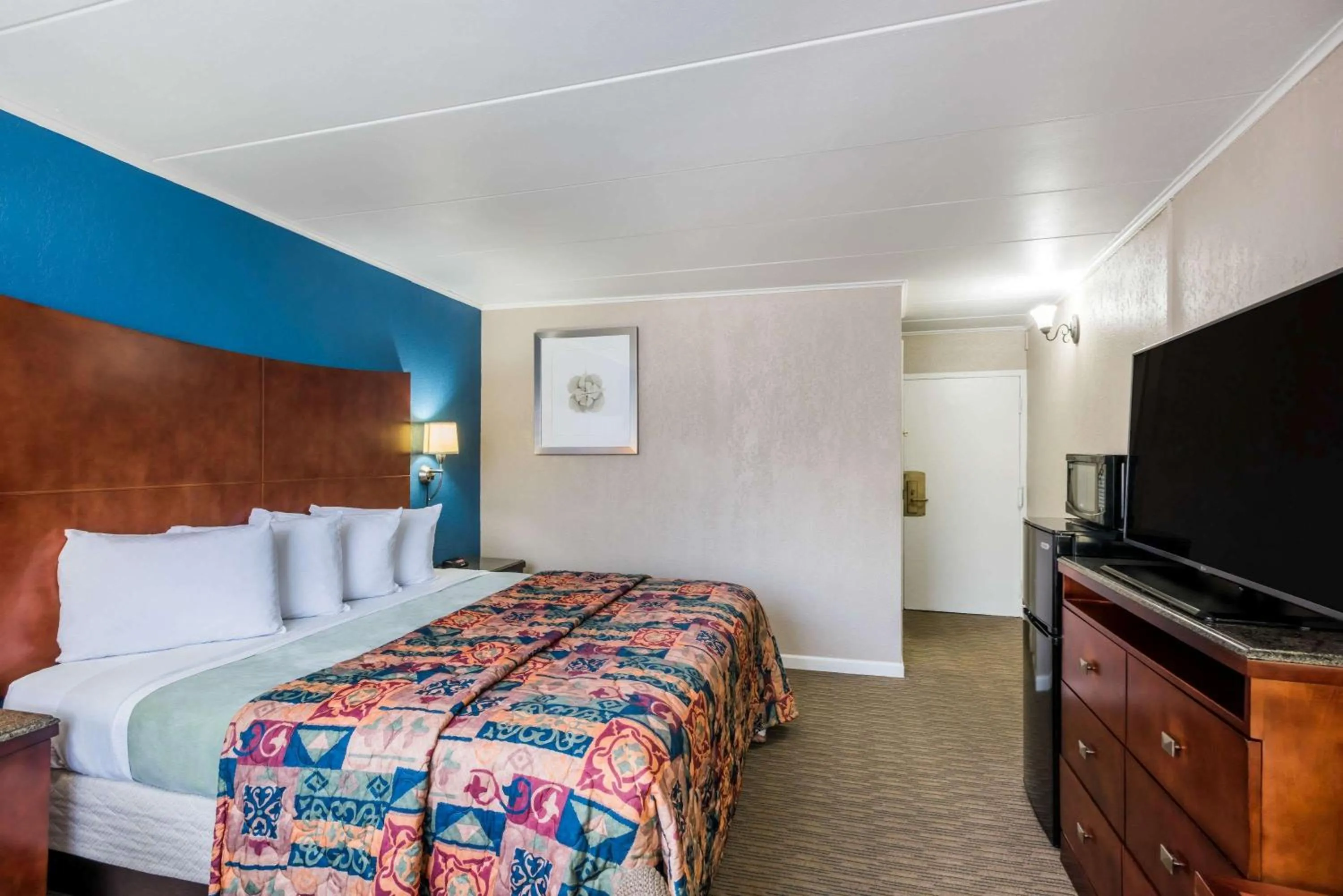 Bedroom, Bed in Travelodge by Wyndham Aberdeen