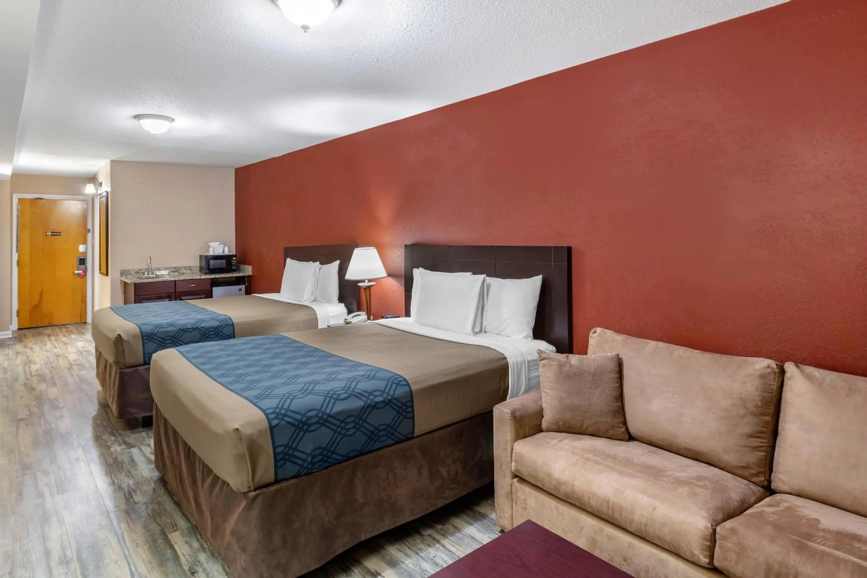 Bedroom, Bed in Econo Lodge Inn & Suites Old Saybrook - Westbrook