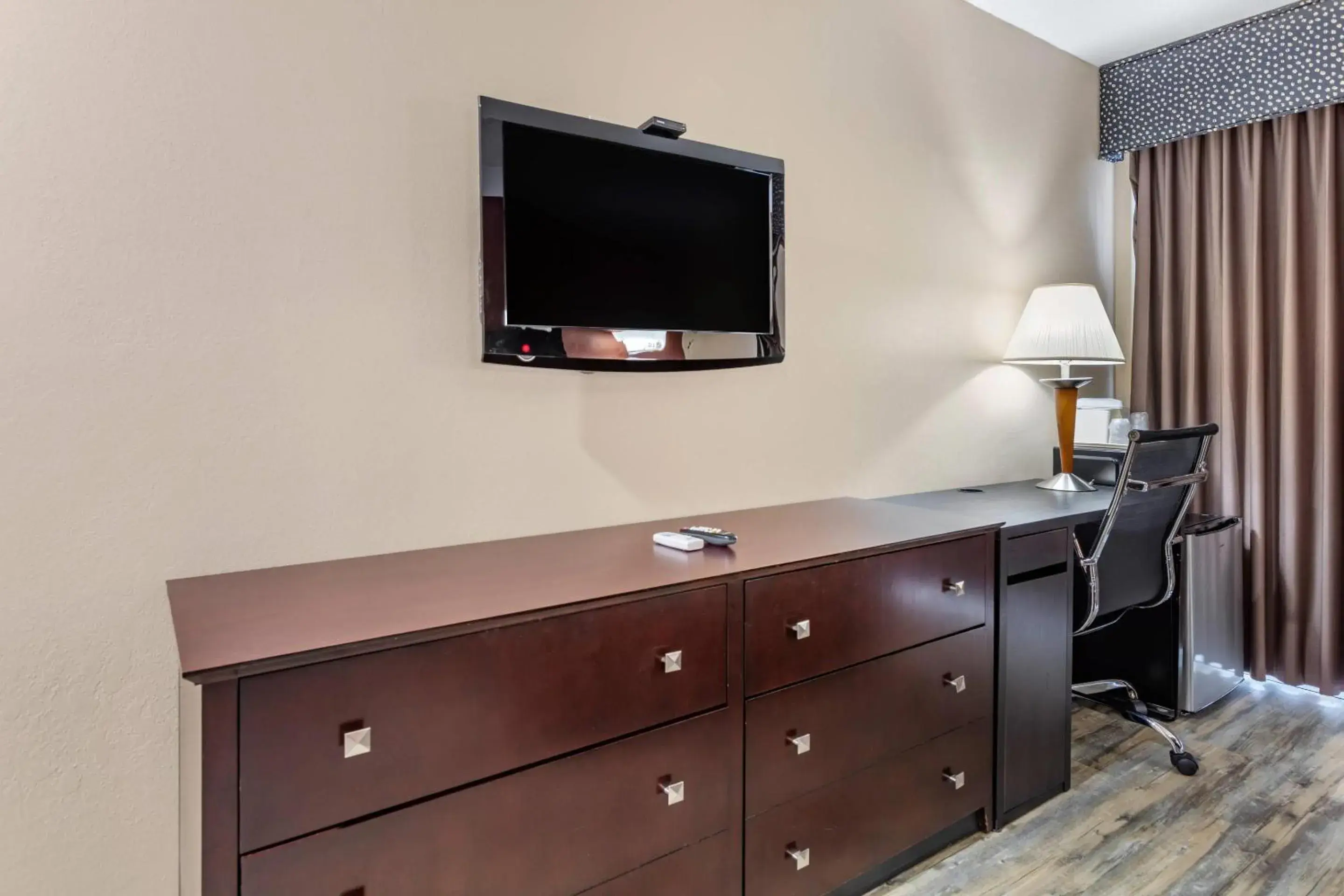 Bedroom in Econo Lodge Inn & Suites Old Saybrook - Westbrook Bedroom in Econo Lodge Inn & Suites Old Saybrook - Westbrook