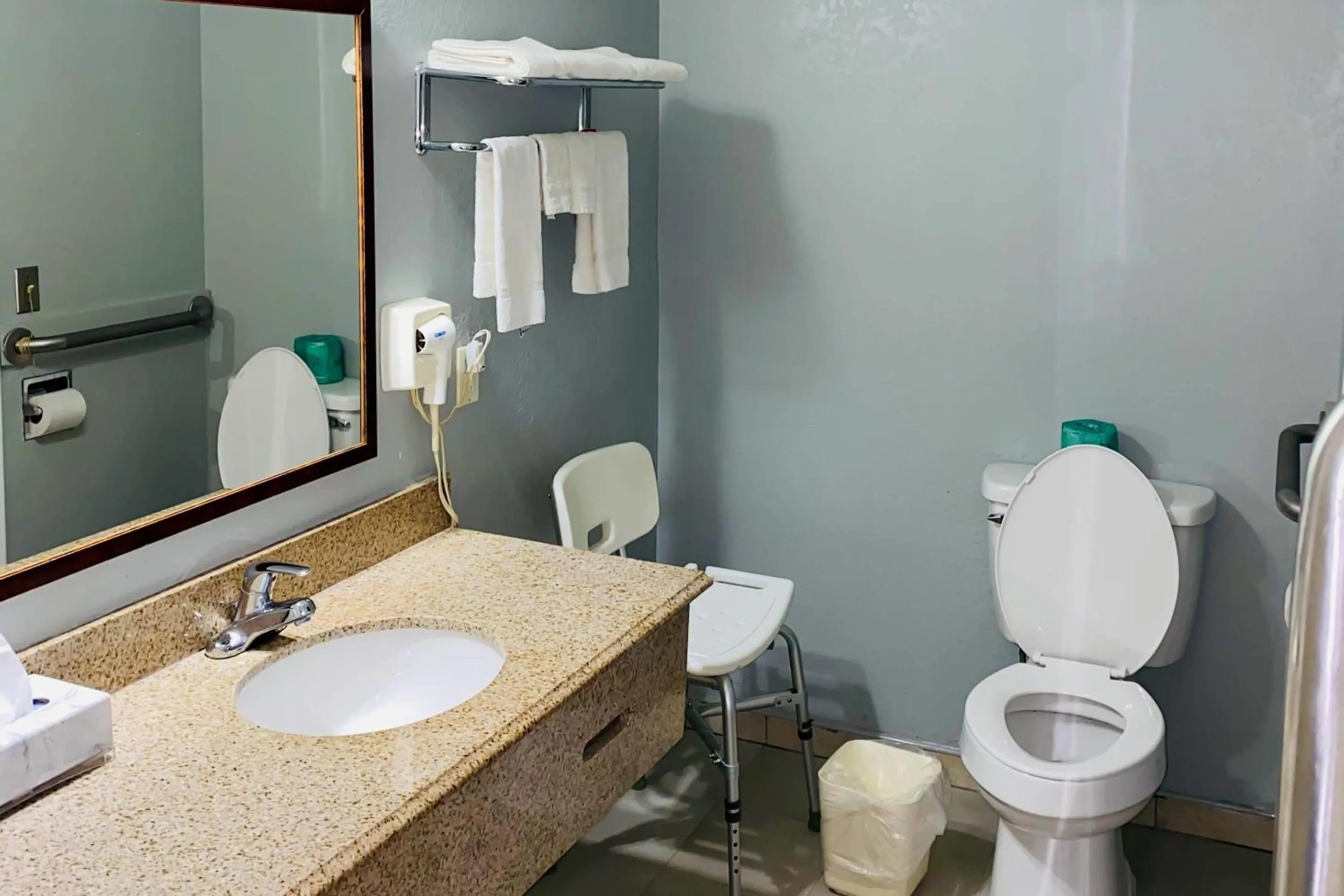 Bedroom in Econo Lodge Inn & Suites Old Saybrook - Westbrook