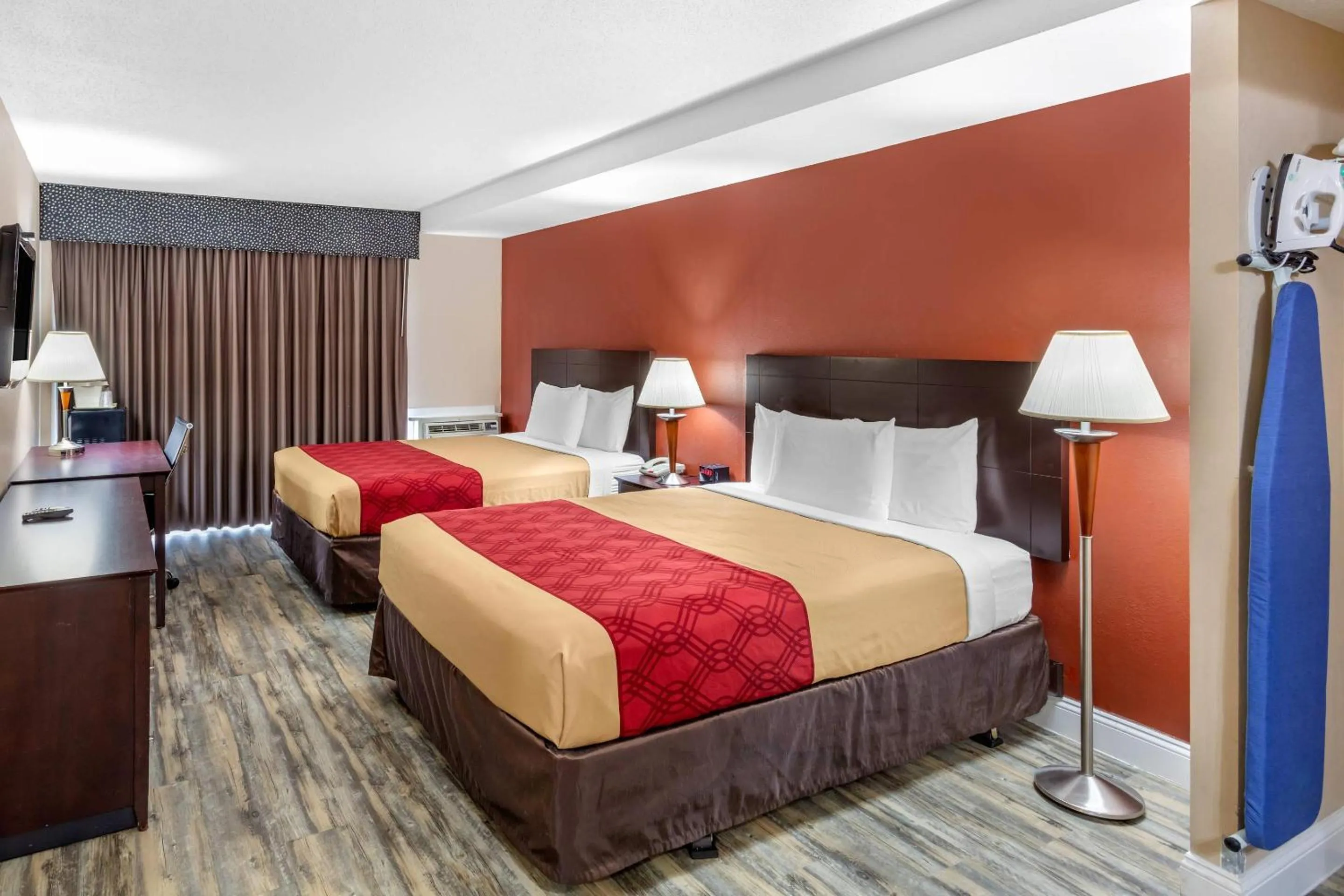 Bedroom, Bed in Econo Lodge Inn & Suites Old Saybrook - Westbrook