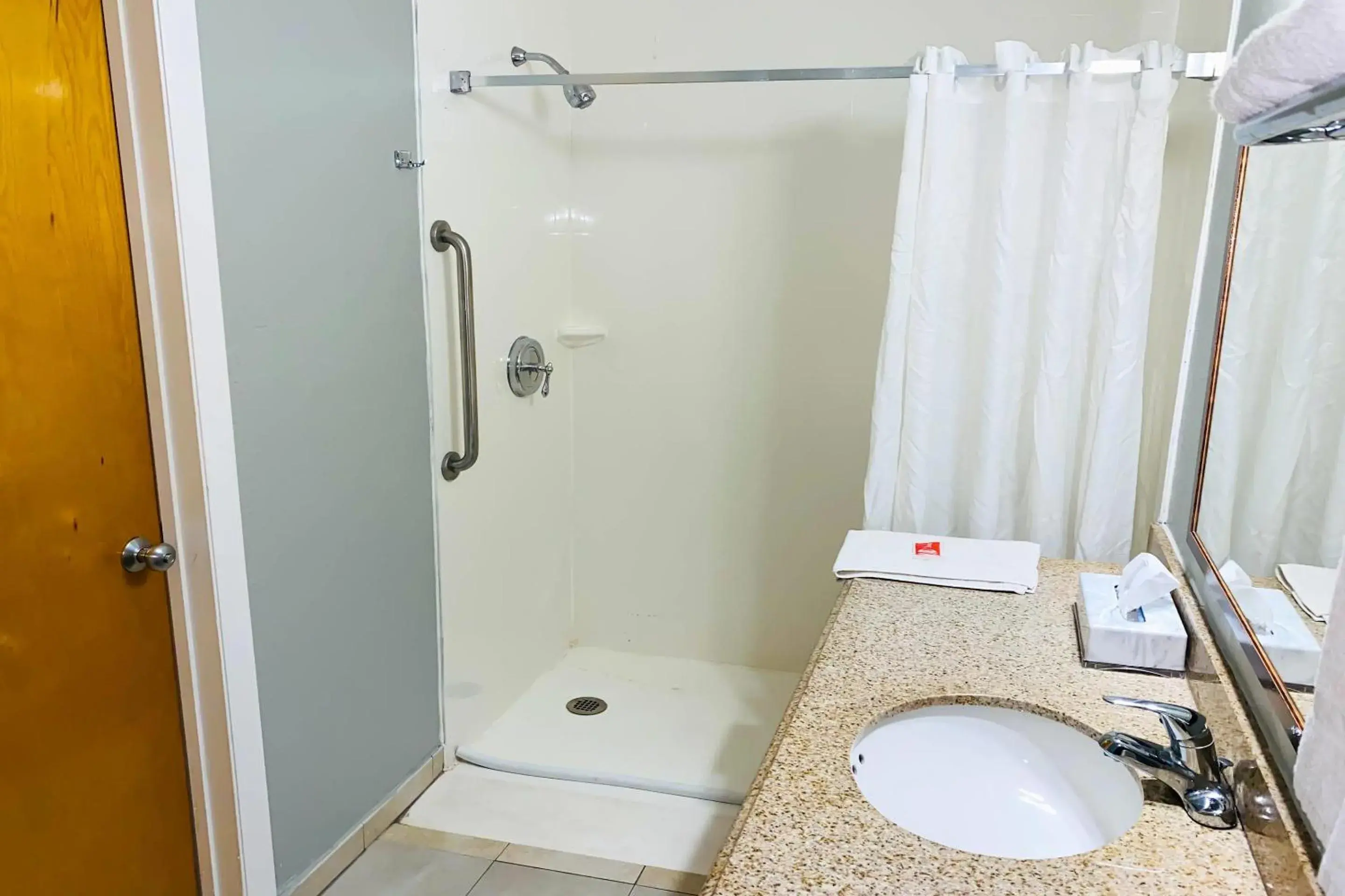 Bedroom in Econo Lodge Inn & Suites Old Saybrook - Westbrook Bedroom in Econo Lodge Inn & Suites Old Saybrook - Westbrook