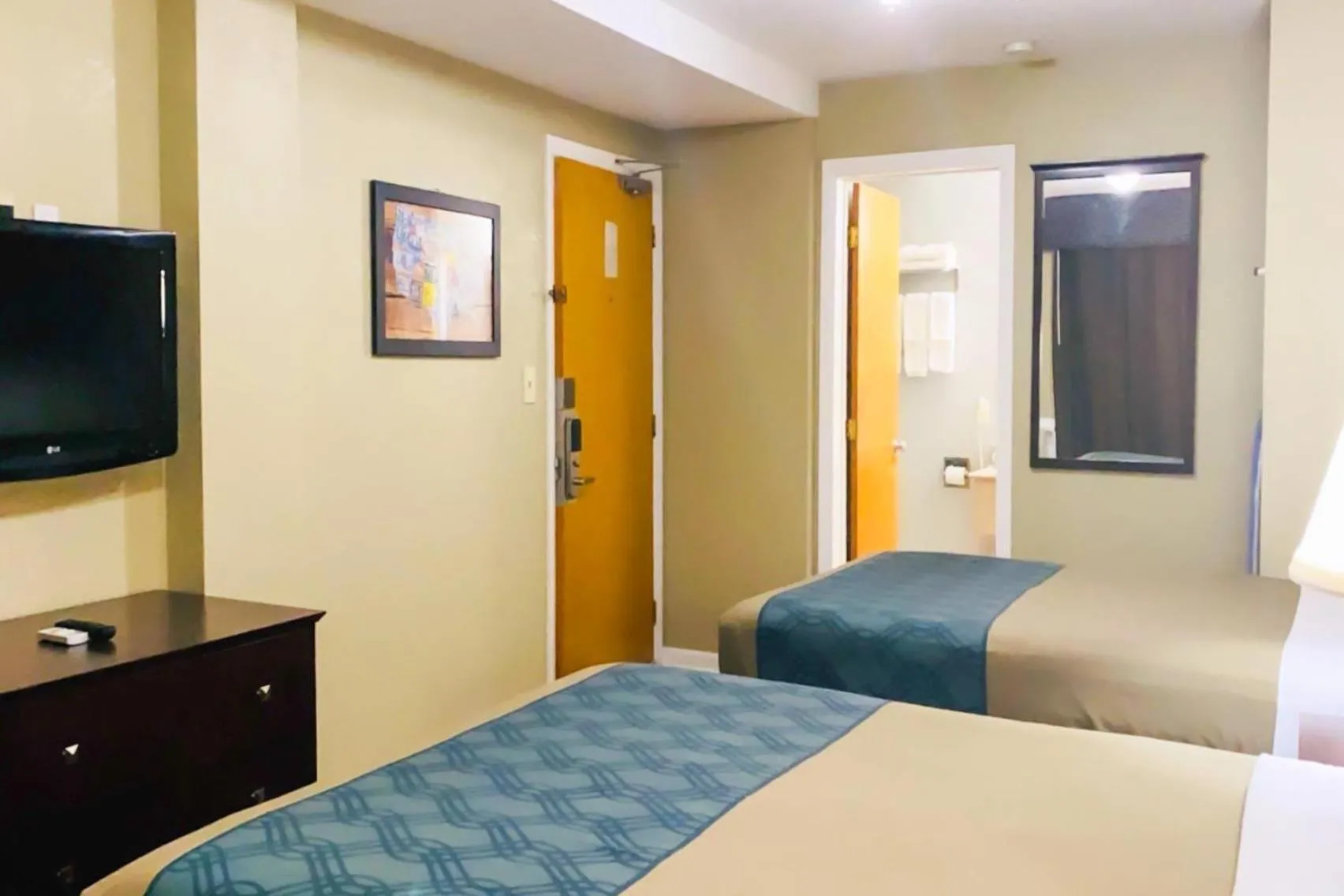 Bedroom, Bed in Econo Lodge Inn & Suites Old Saybrook - Westbrook