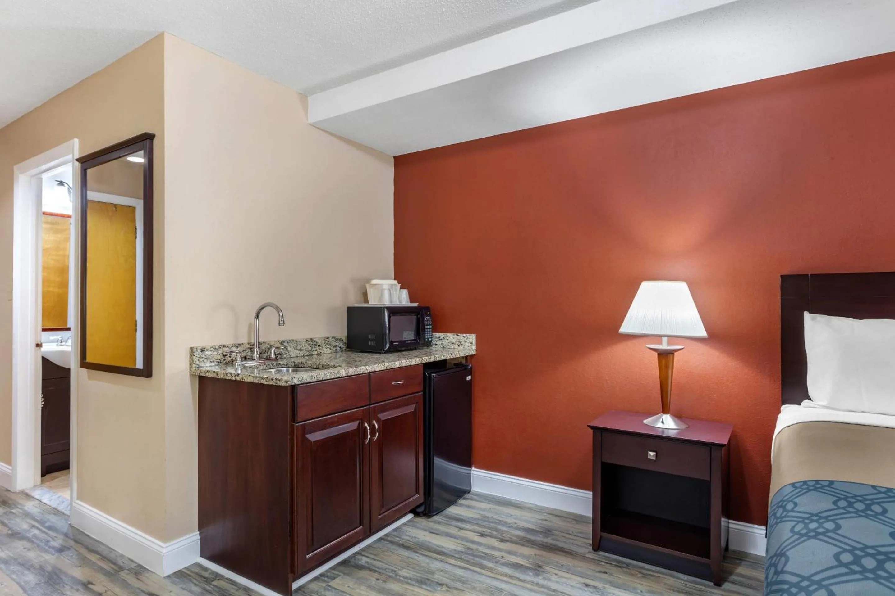 Bedroom, Bed in Econo Lodge Inn & Suites Old Saybrook - Westbrook