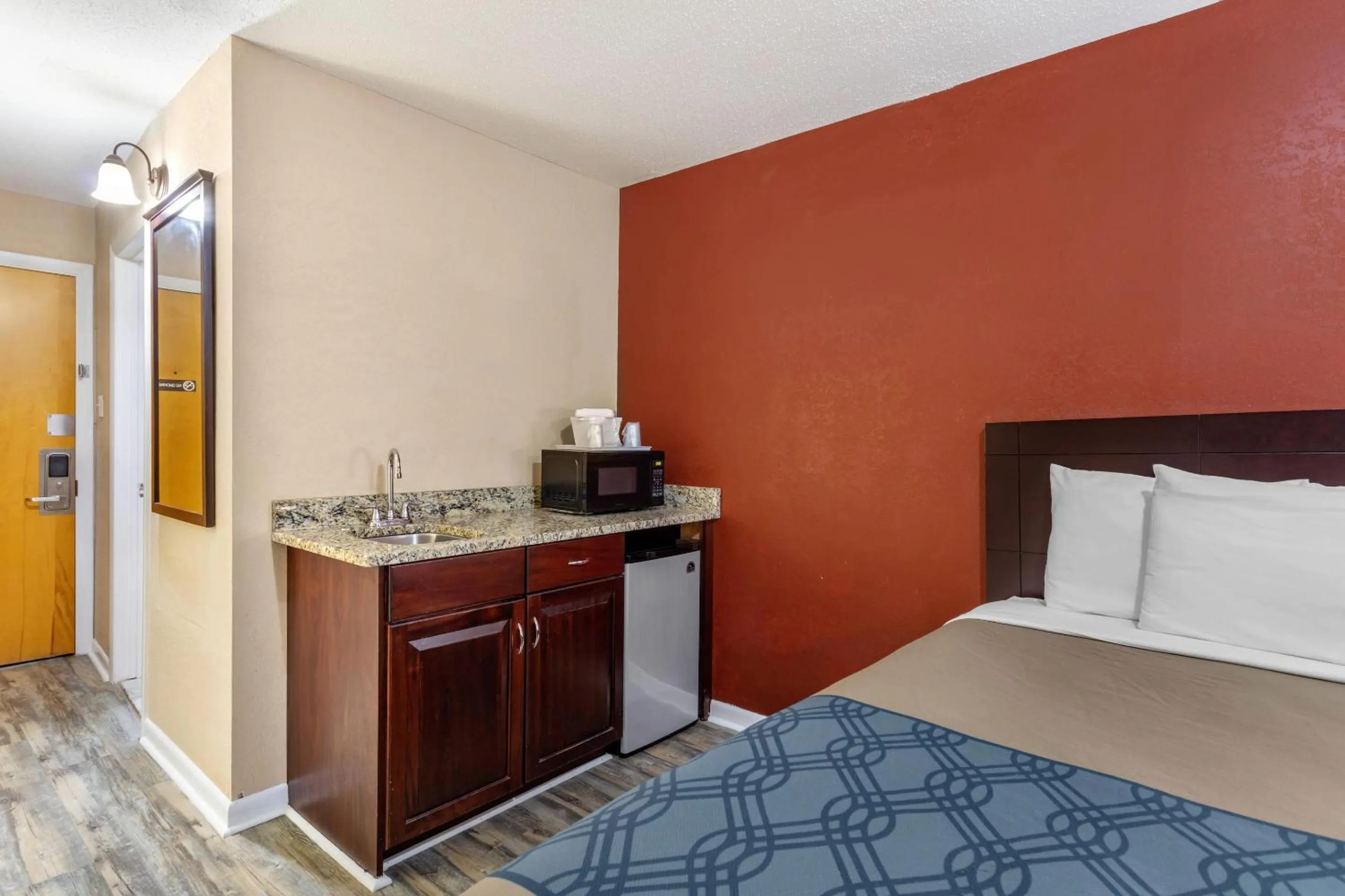 Bedroom, Bed in Econo Lodge Inn & Suites Old Saybrook - Westbrook