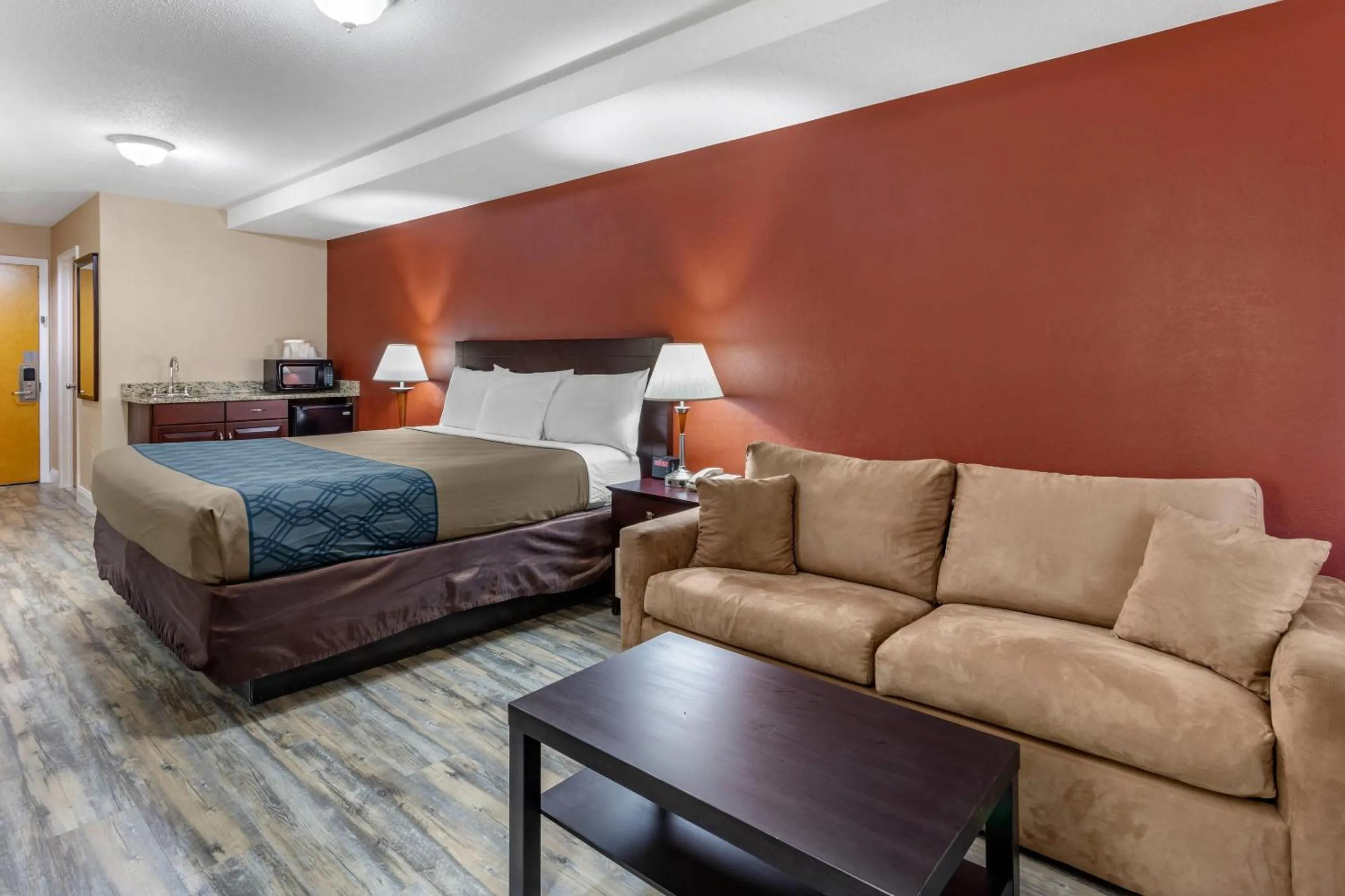 Bedroom, Bed in Econo Lodge Inn & Suites Old Saybrook - Westbrook