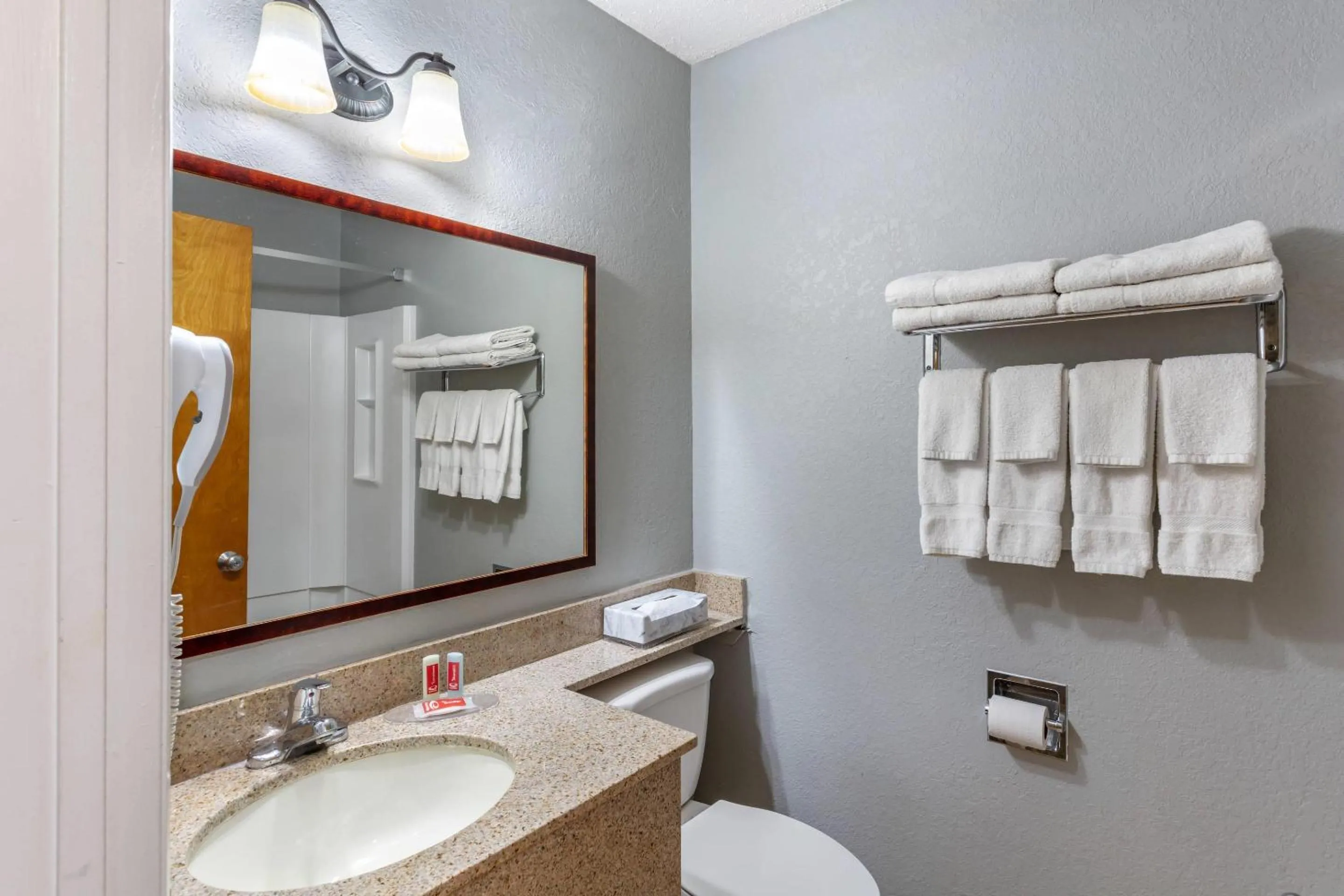 Bedroom in Econo Lodge Inn & Suites Old Saybrook - Westbrook