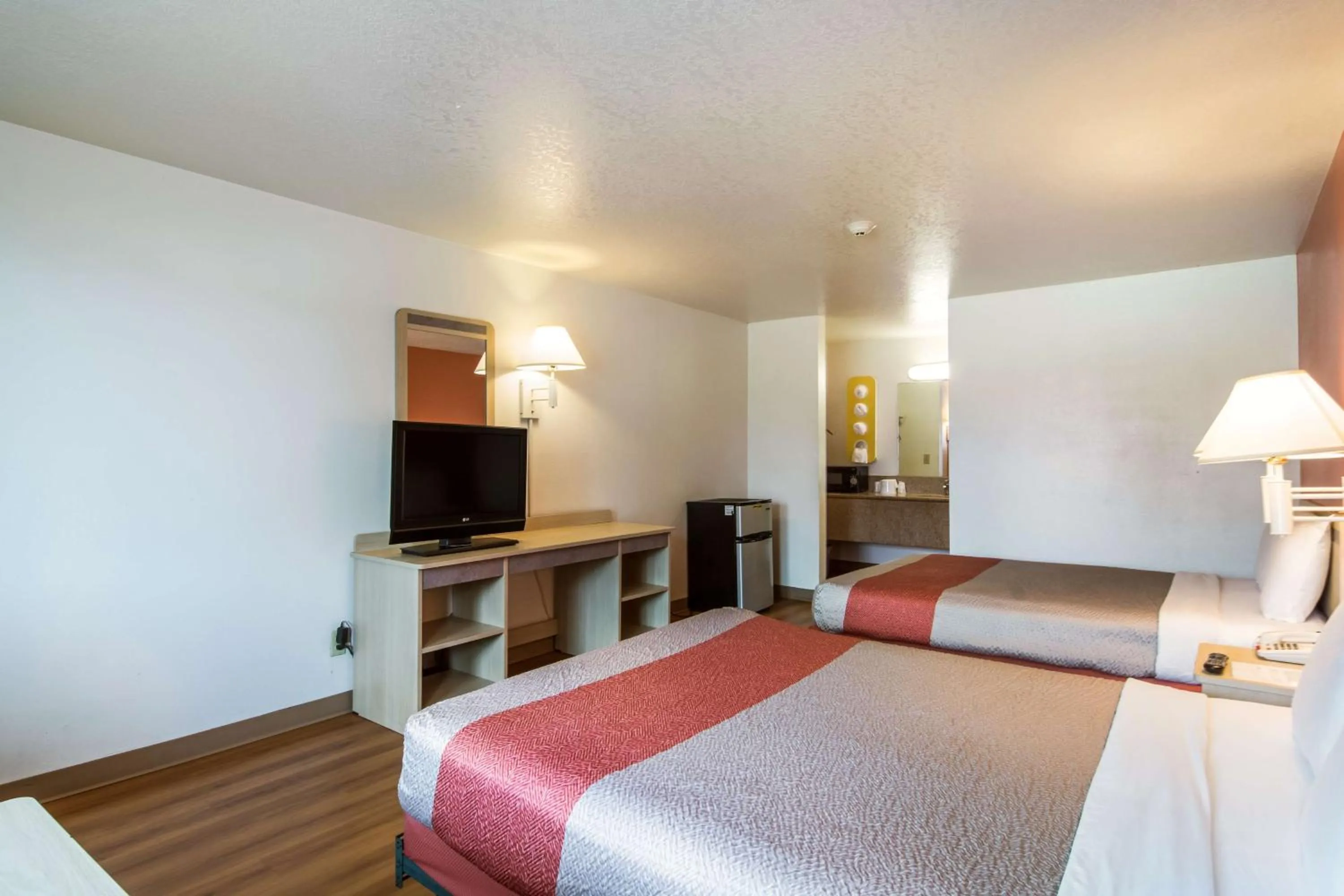 TV and multimedia, Bed in Motel 6-Vancouver, WA