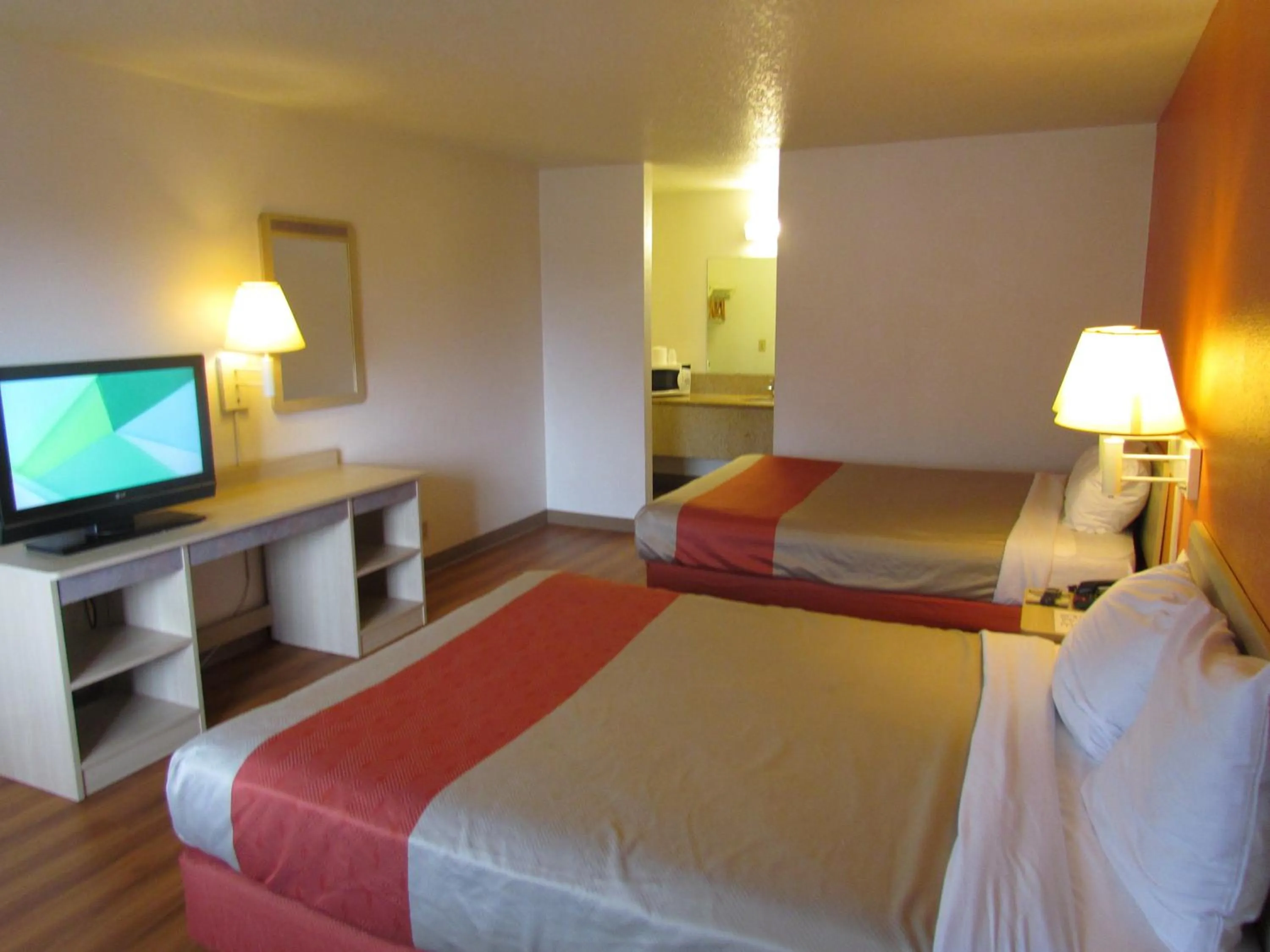 Photo of the whole room, Bed in Motel 6-Vancouver, WA