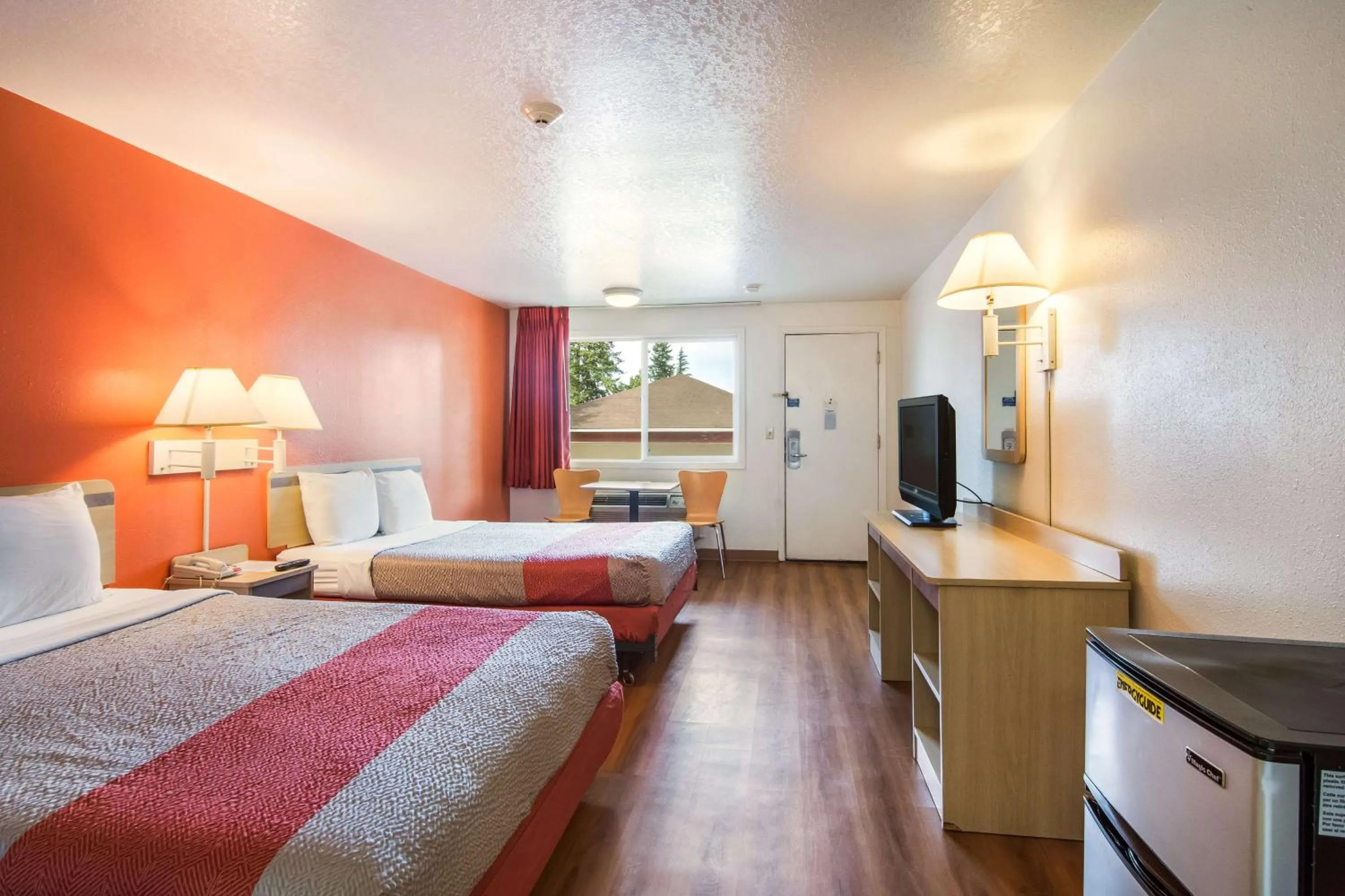 TV and multimedia, Bed in Motel 6-Vancouver, WA