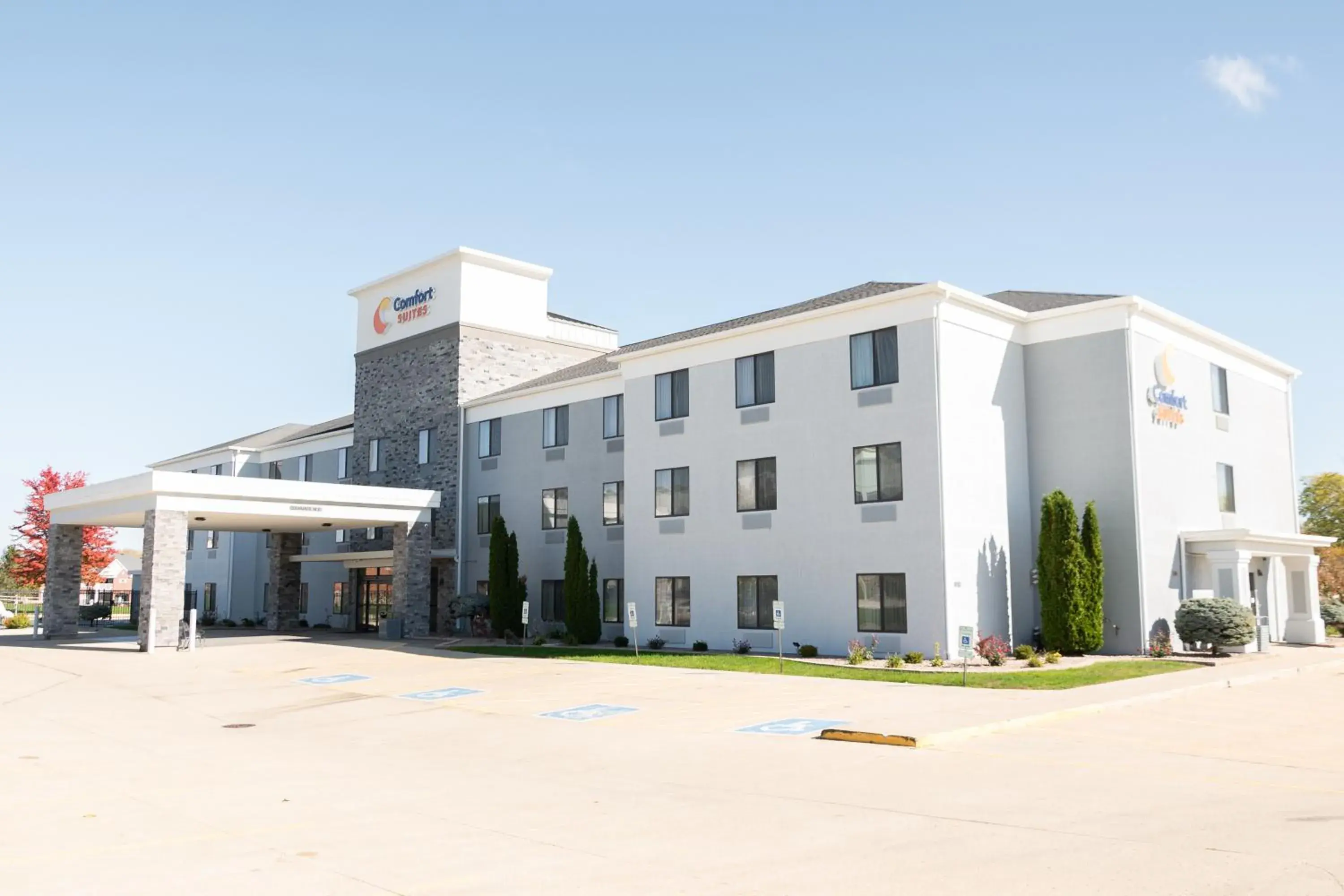 Property building in Comfort Suites Bloomington I-55 and I-74 Property building in Comfort Suites Bloomington I-55 and I-74