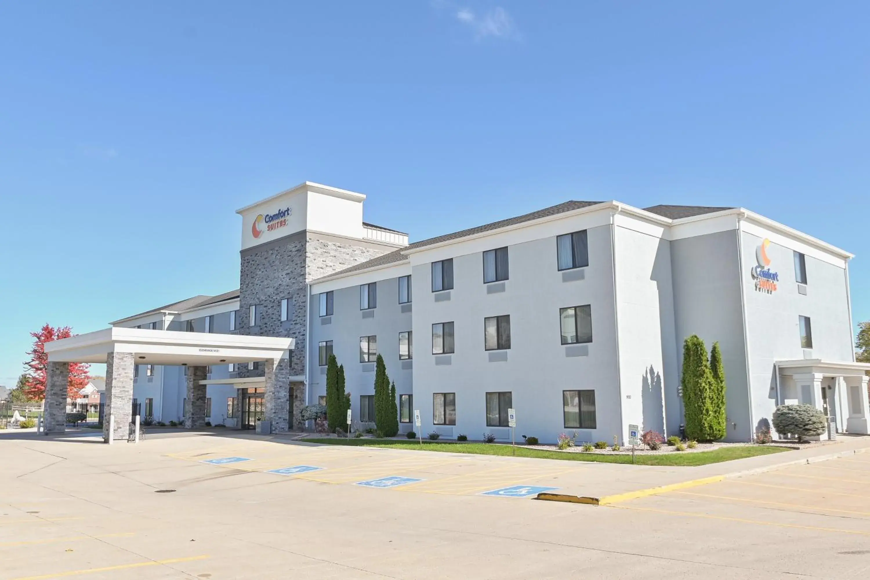 Property building in Comfort Suites Bloomington I-55 and I-74 Property building in Comfort Suites Bloomington I-55 and I-74