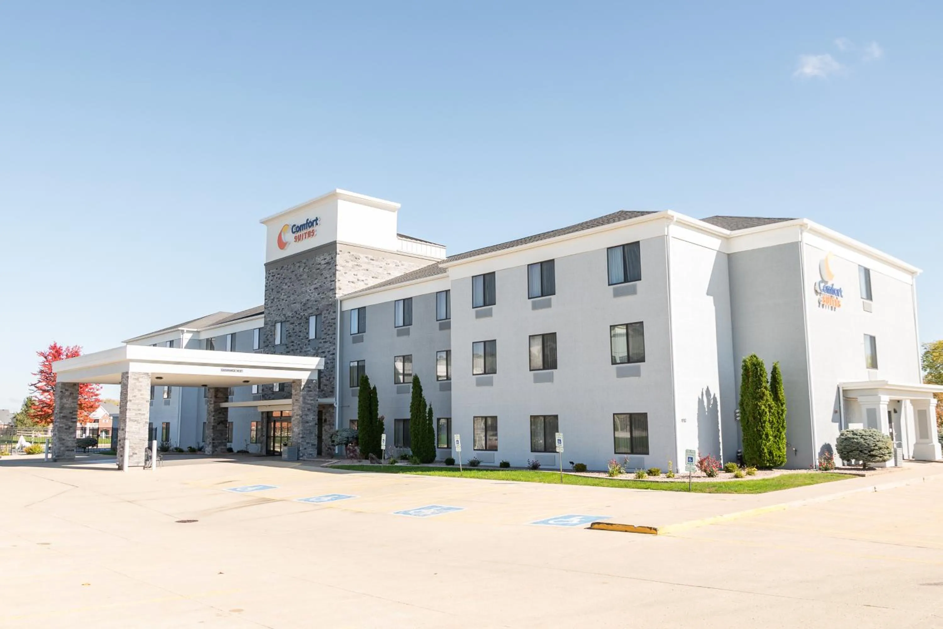 Property building in Comfort Suites Bloomington I-55 and I-74