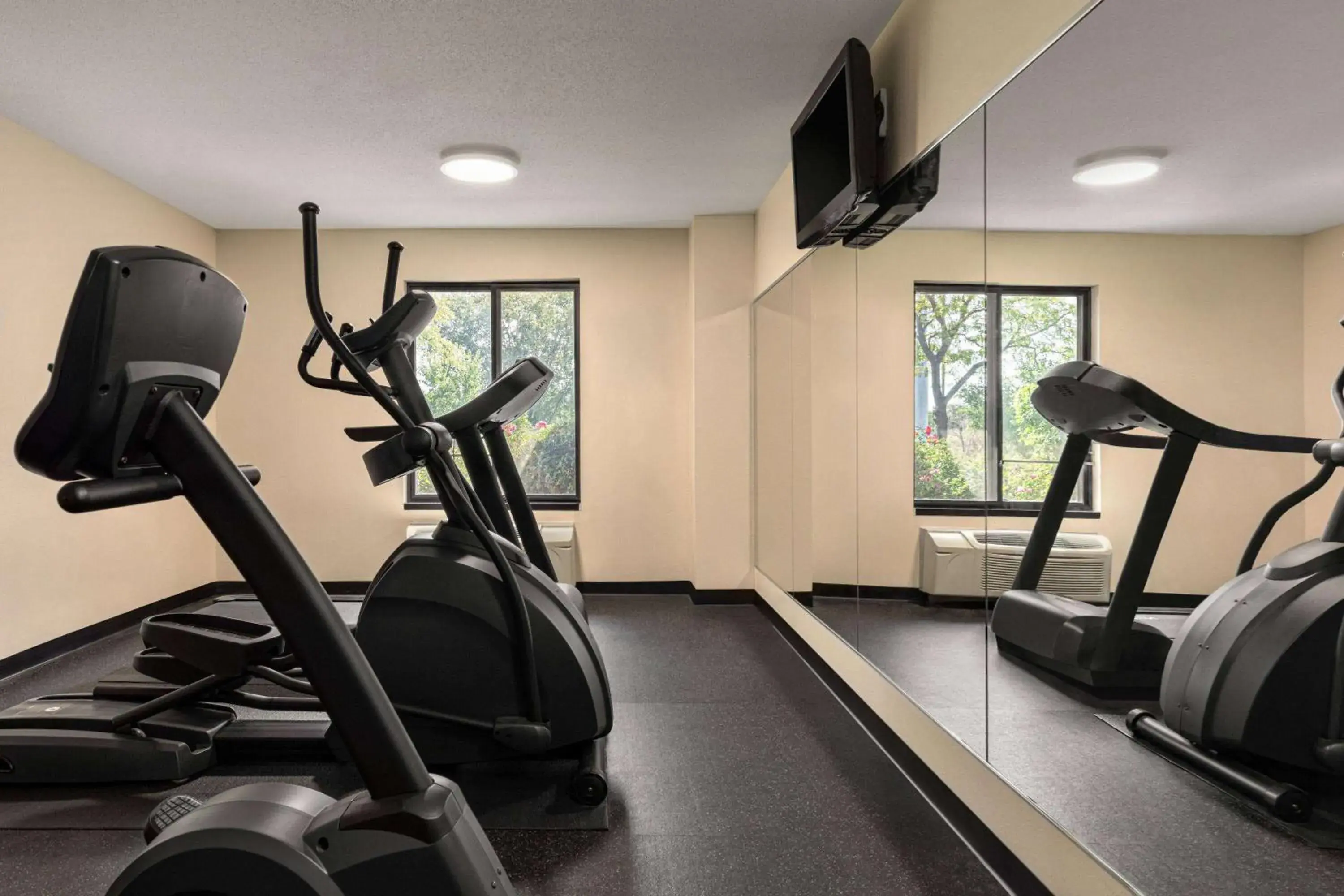 Fitness centre/facilities in Super 8 by Wyndham Germantown/Milwaukee Fitness centre/facilities in Super 8 by Wyndham Germantown/Milwaukee
