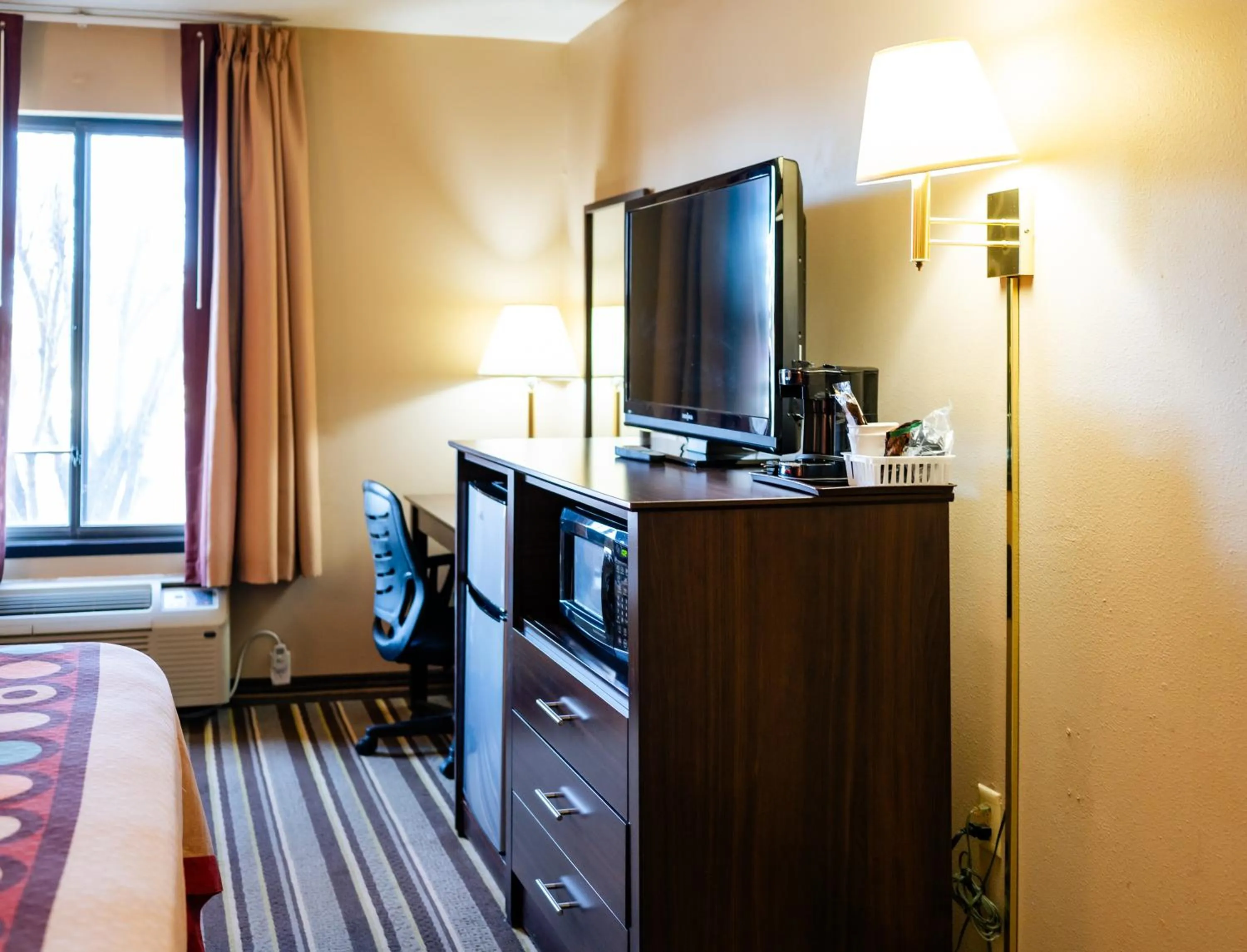 Property building, Bed in Super 8 by Wyndham Germantown/Milwaukee