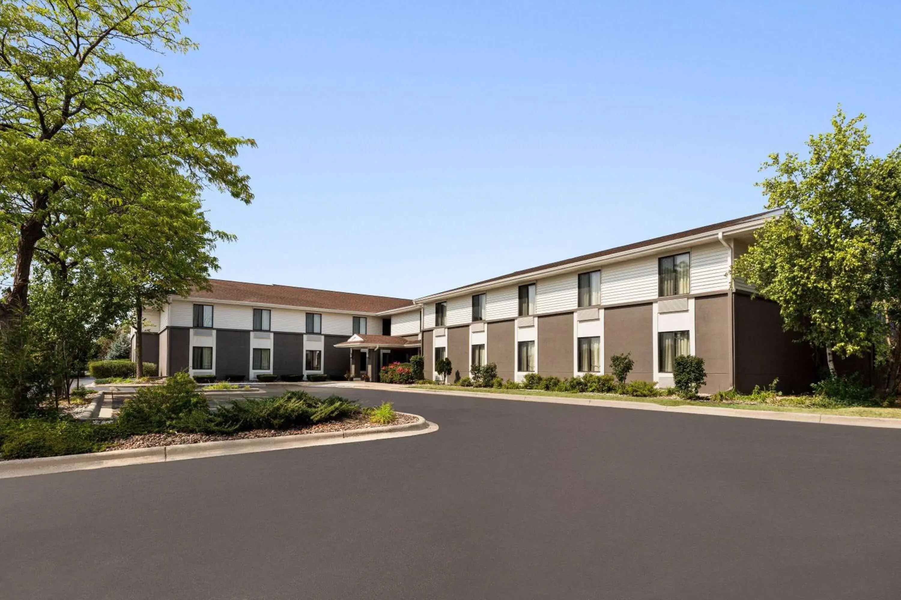 Property building in Super 8 by Wyndham Germantown/Milwaukee Property building in Super 8 by Wyndham Germantown/Milwaukee