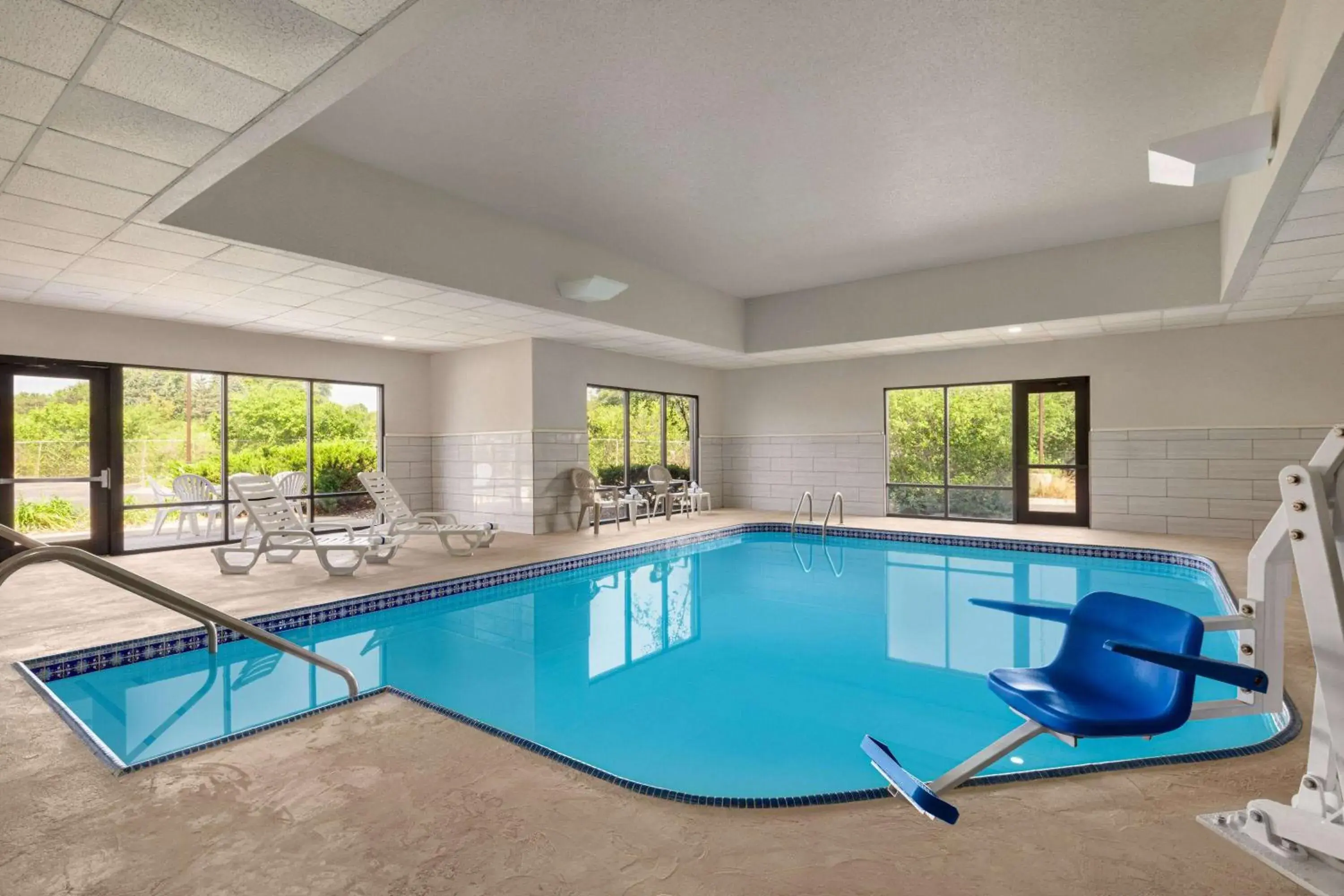 Swimming pool in Super 8 by Wyndham Germantown/Milwaukee Swimming pool in Super 8 by Wyndham Germantown/Milwaukee