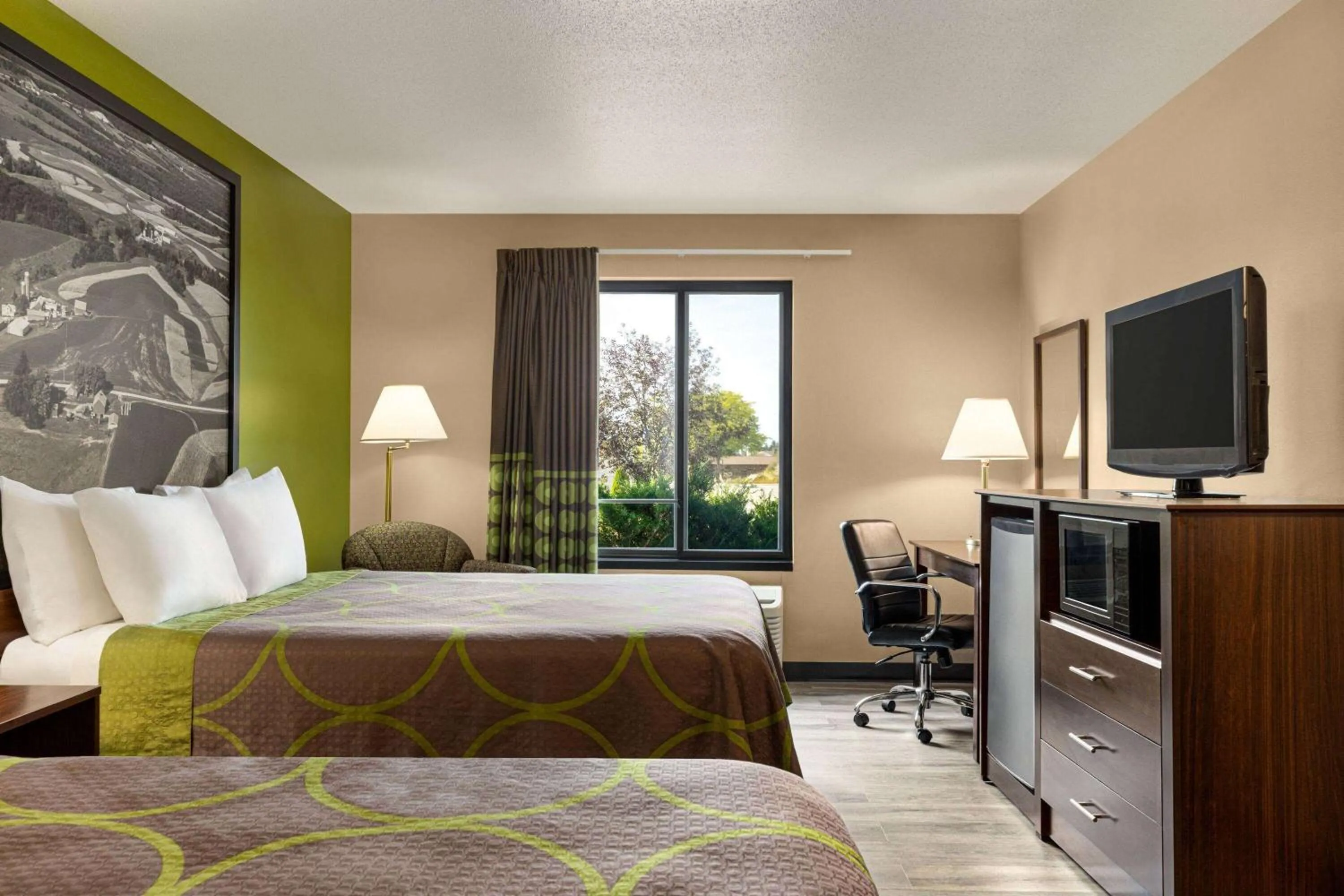 Photo of the whole room, Bed in Super 8 by Wyndham Germantown/Milwaukee