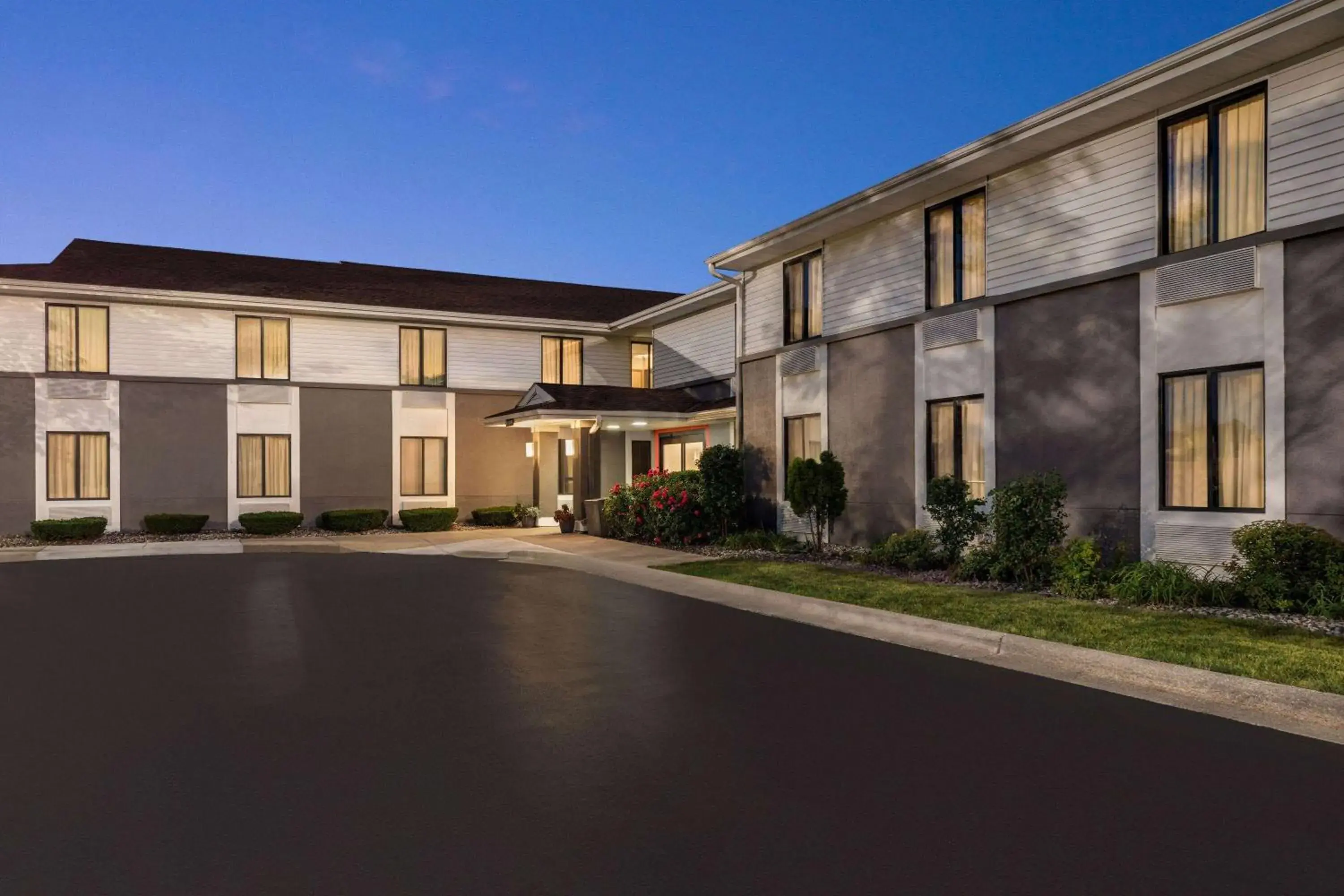 Property building in Super 8 by Wyndham Germantown/Milwaukee Property building in Super 8 by Wyndham Germantown/Milwaukee