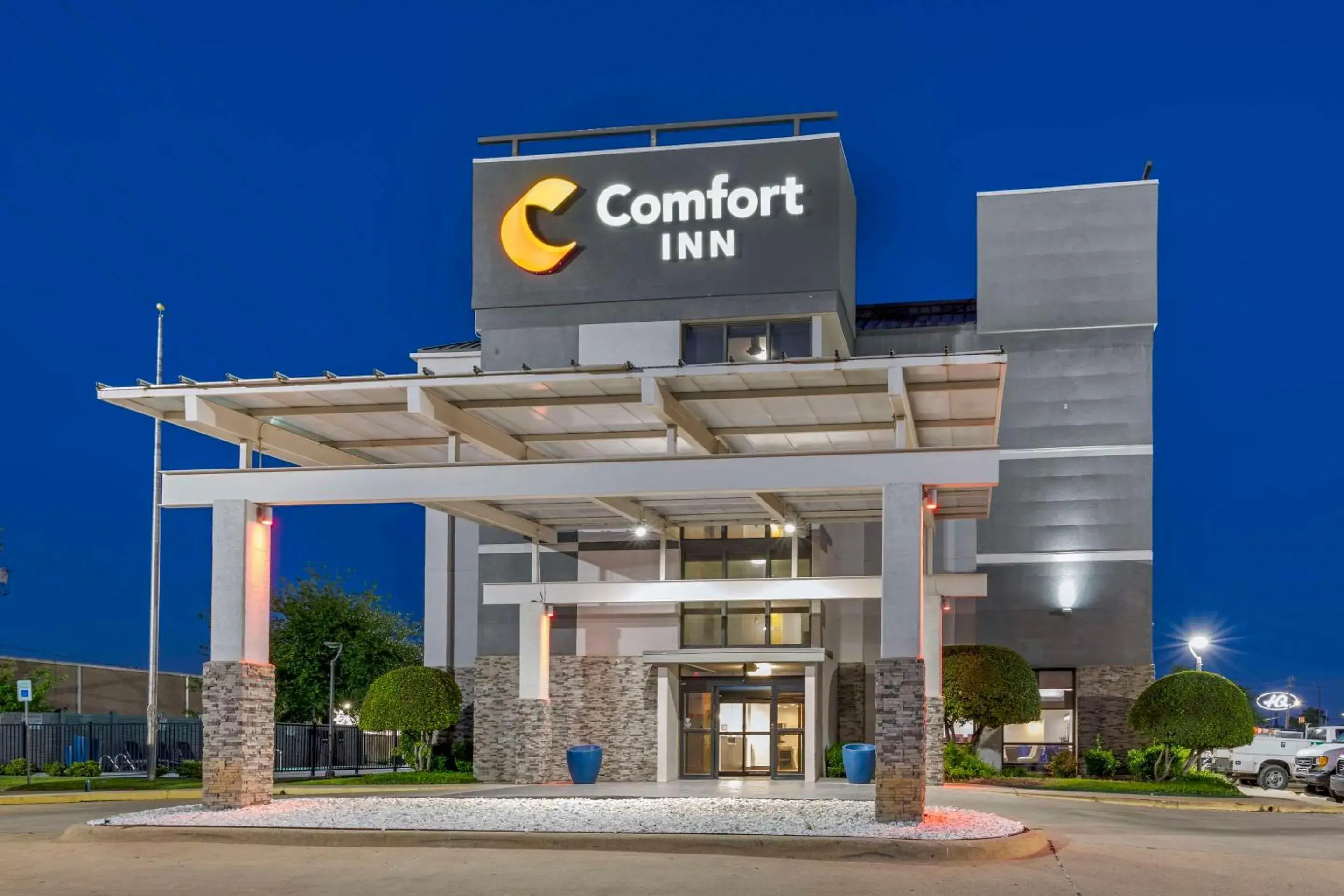 Property building in Comfort Inn Dallas North Love Field Airport Property building in Comfort Inn Dallas North Love Field Airport
