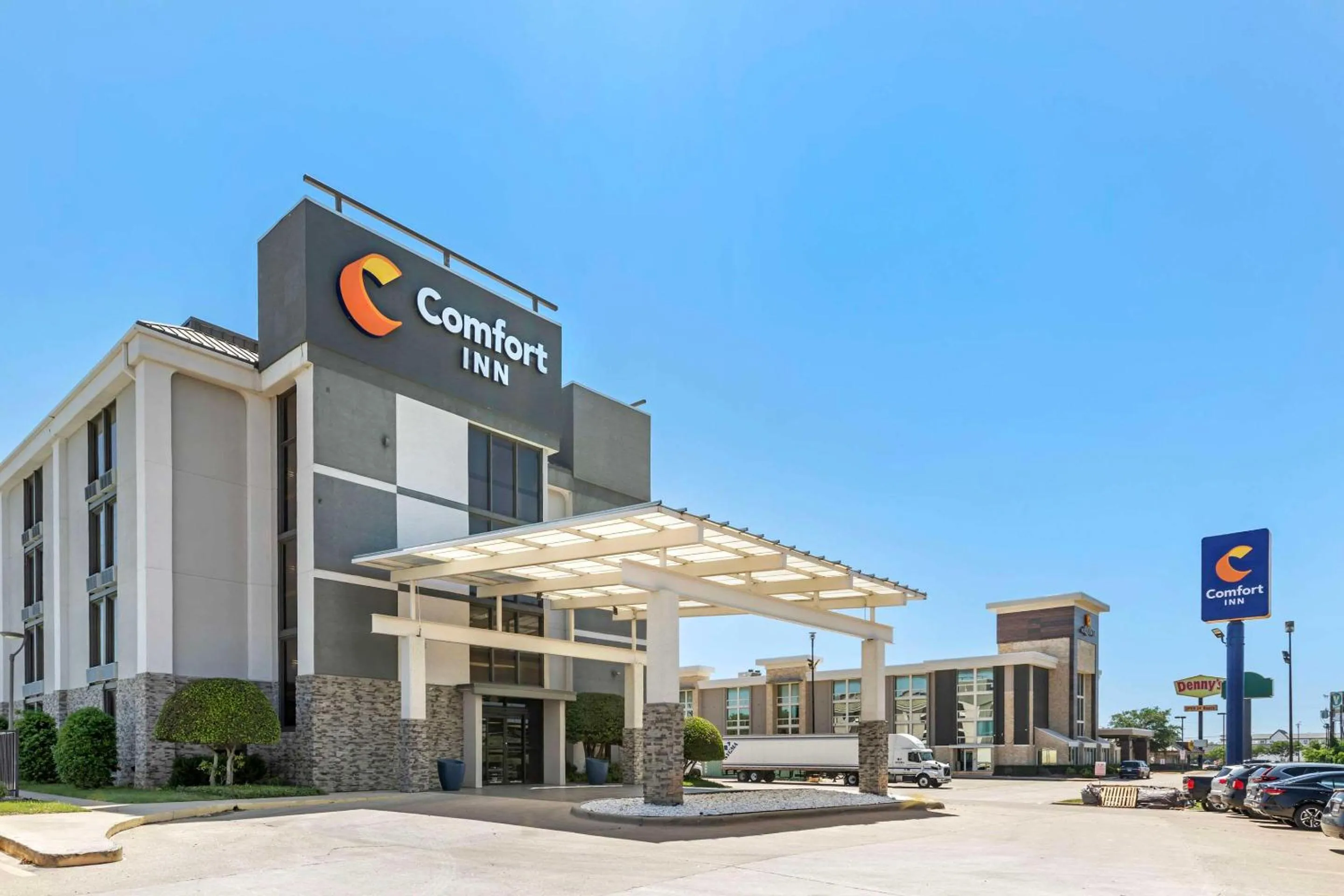 Property building in Comfort Inn Dallas North Love Field Airport