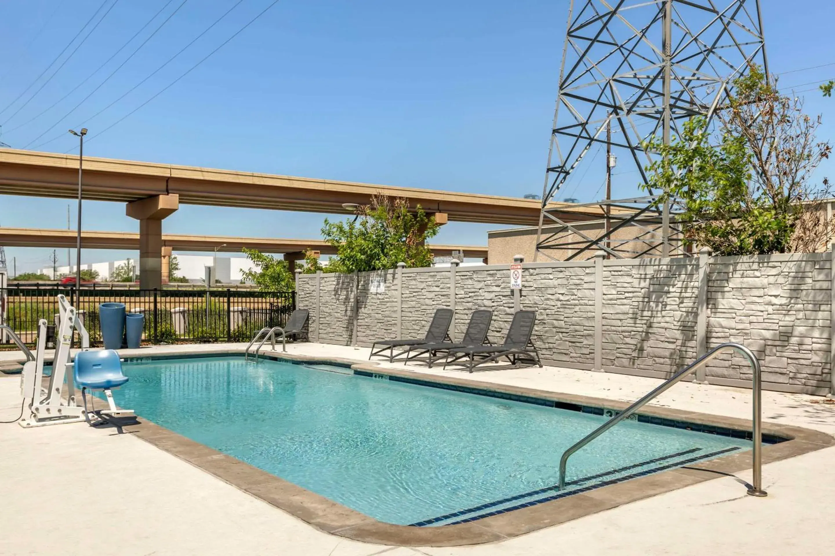 Swimming pool in Comfort Inn Dallas North Love Field Airport Swimming pool in Comfort Inn Dallas North Love Field Airport