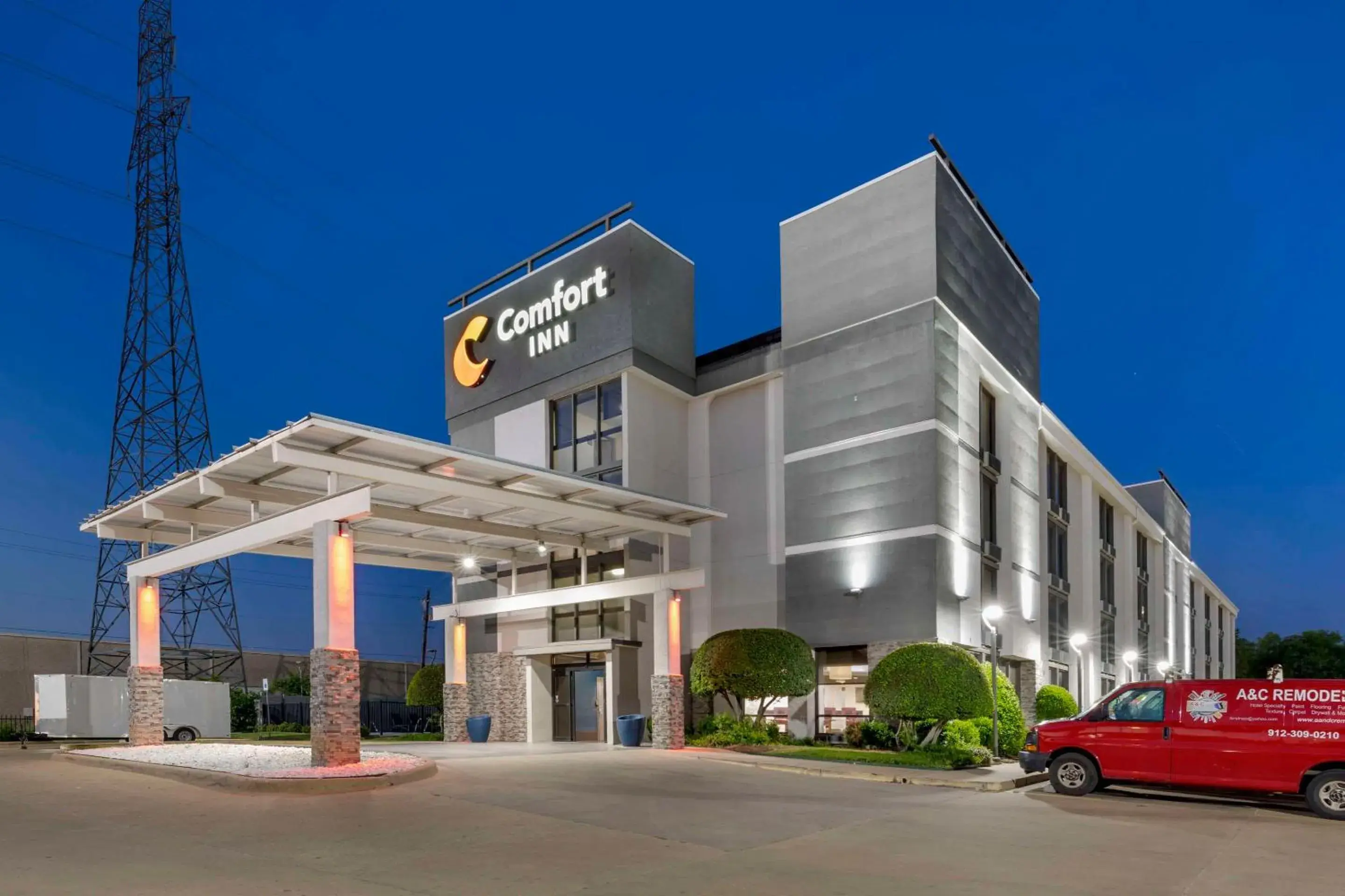 Property building in Comfort Inn Dallas North Love Field Airport Property building in Comfort Inn Dallas North Love Field Airport